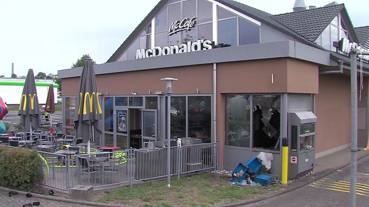 Der Drive-In-Schalter des Fast-Food-Restaurants im Zwickauer Industriegebiet ist zerstört.