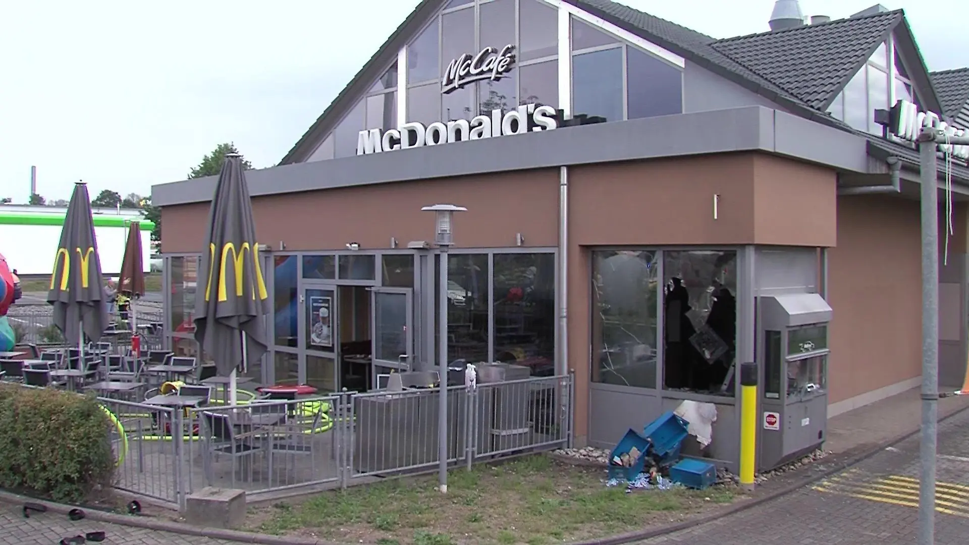 Der Drive-In-Schalter des Fast-Food-Restaurants im Zwickauer Industriegebiet ist zerstört.