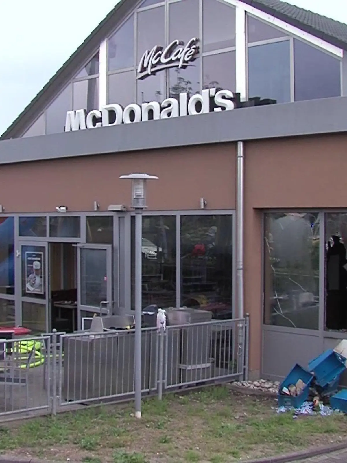Der Drive-In-Schalter des Fast-Food-Restaurants im Zwickauer Industriegebiet ist zerstört.