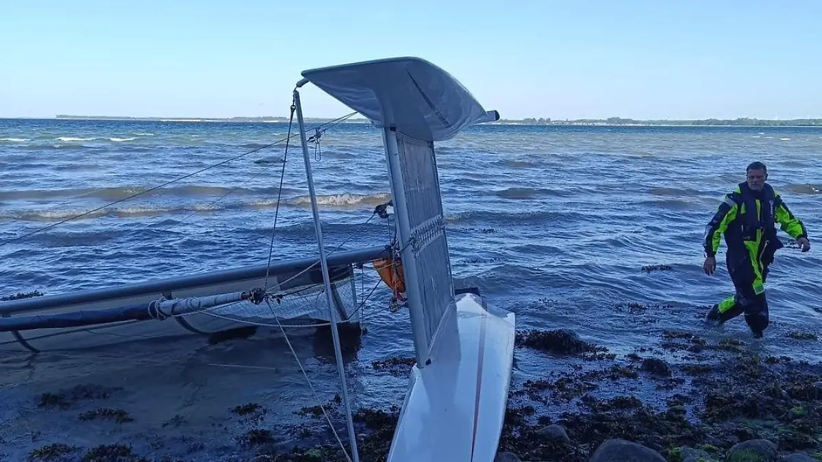 In Strandnähe entdecken Rettungskräfte den gekenterten Katamaran.