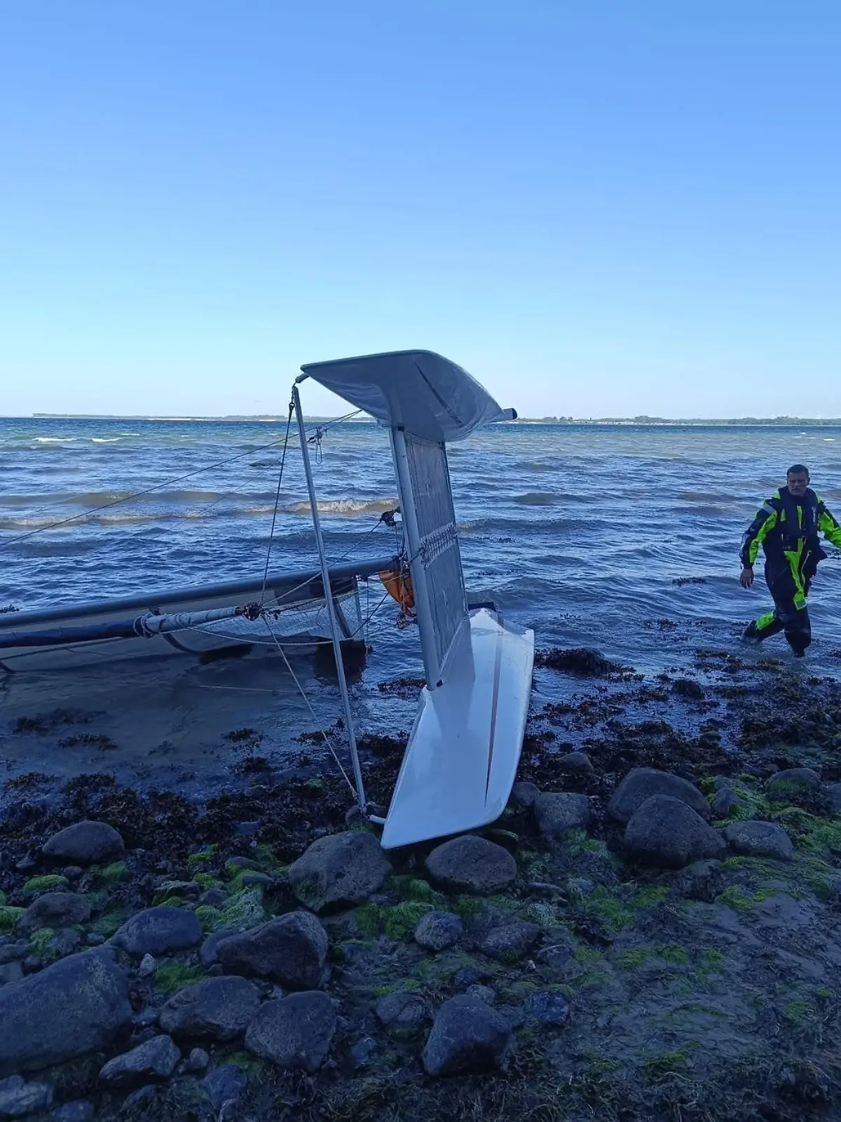 In Strandnähe entdecken Rettungskräfte den gekenterten Katamaran.