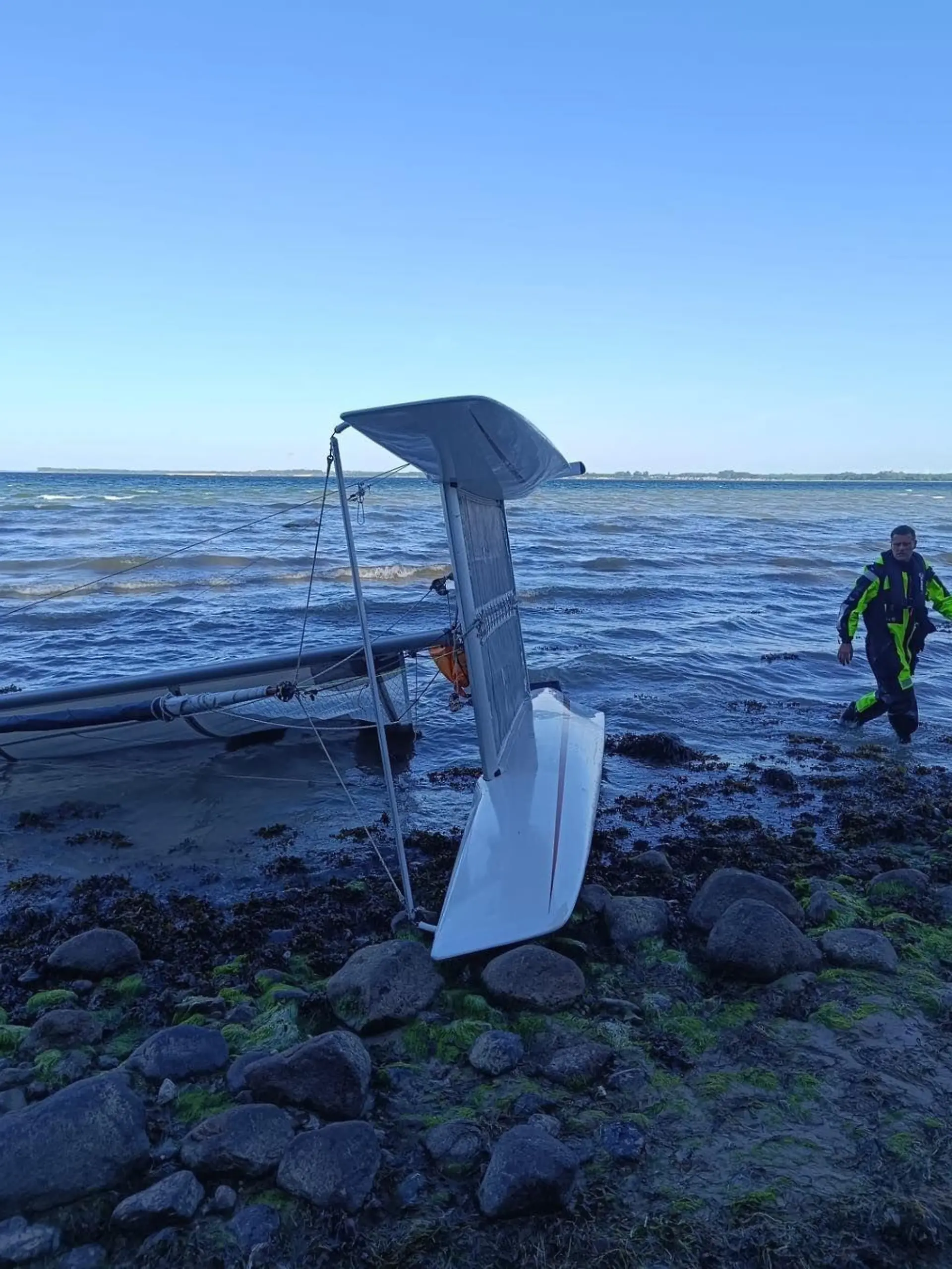 In Strandnähe entdecken Rettungskräfte den gekenterten Katamaran.