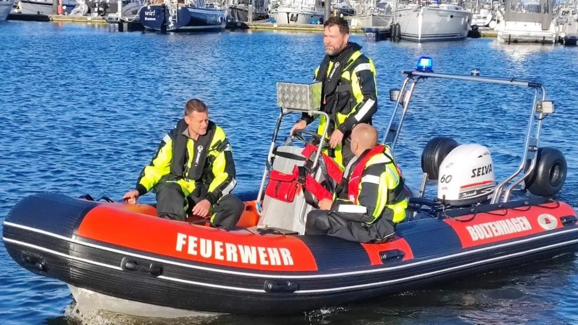 Mit einem Großaufgebot sind die Retter im Einsatz.