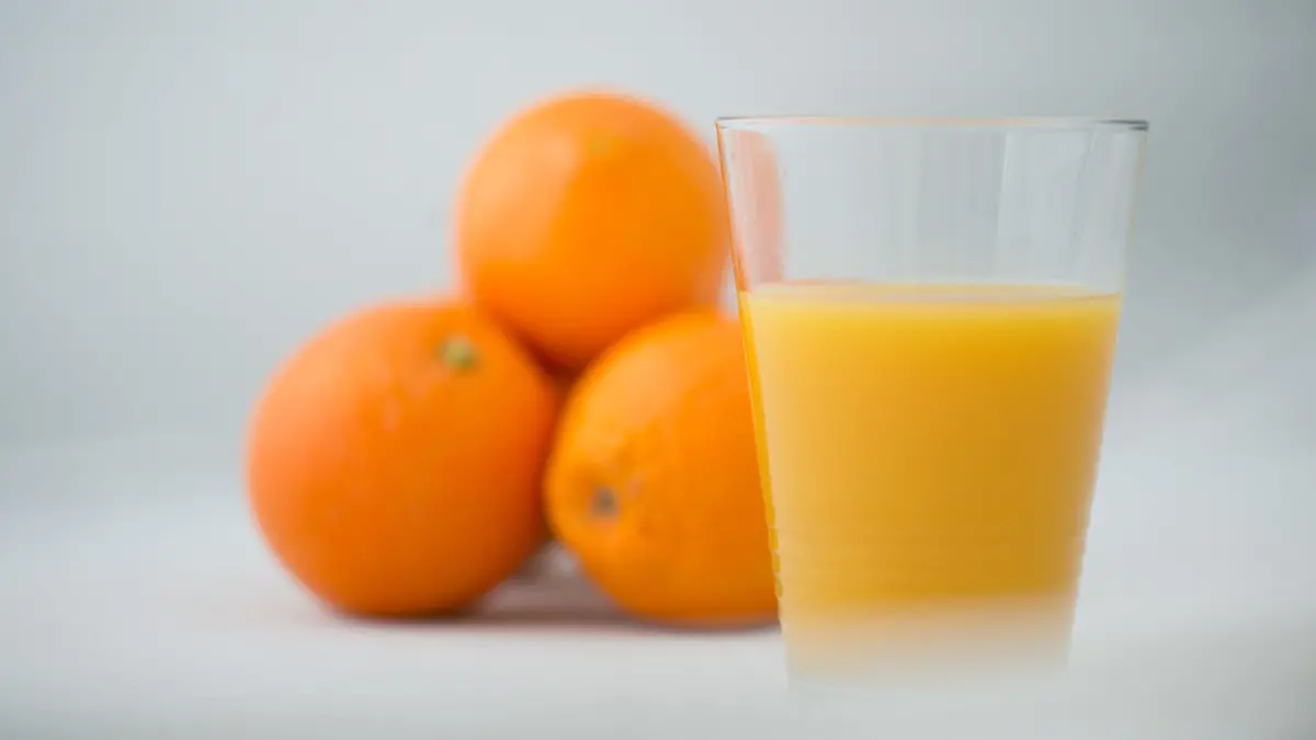 ARCHIV - 05.04.2016, Sachsen, Dresden: Orangen und ein Glas Orangensaft stehen auf einem Tisch. (zu dpa: «Safthersteller Valensina kauft Anteile von thailändischem Investor zurück») Foto: Arno Burgi/dpa-Zentralbild/dpa +++ dpa-Bildfunk +++