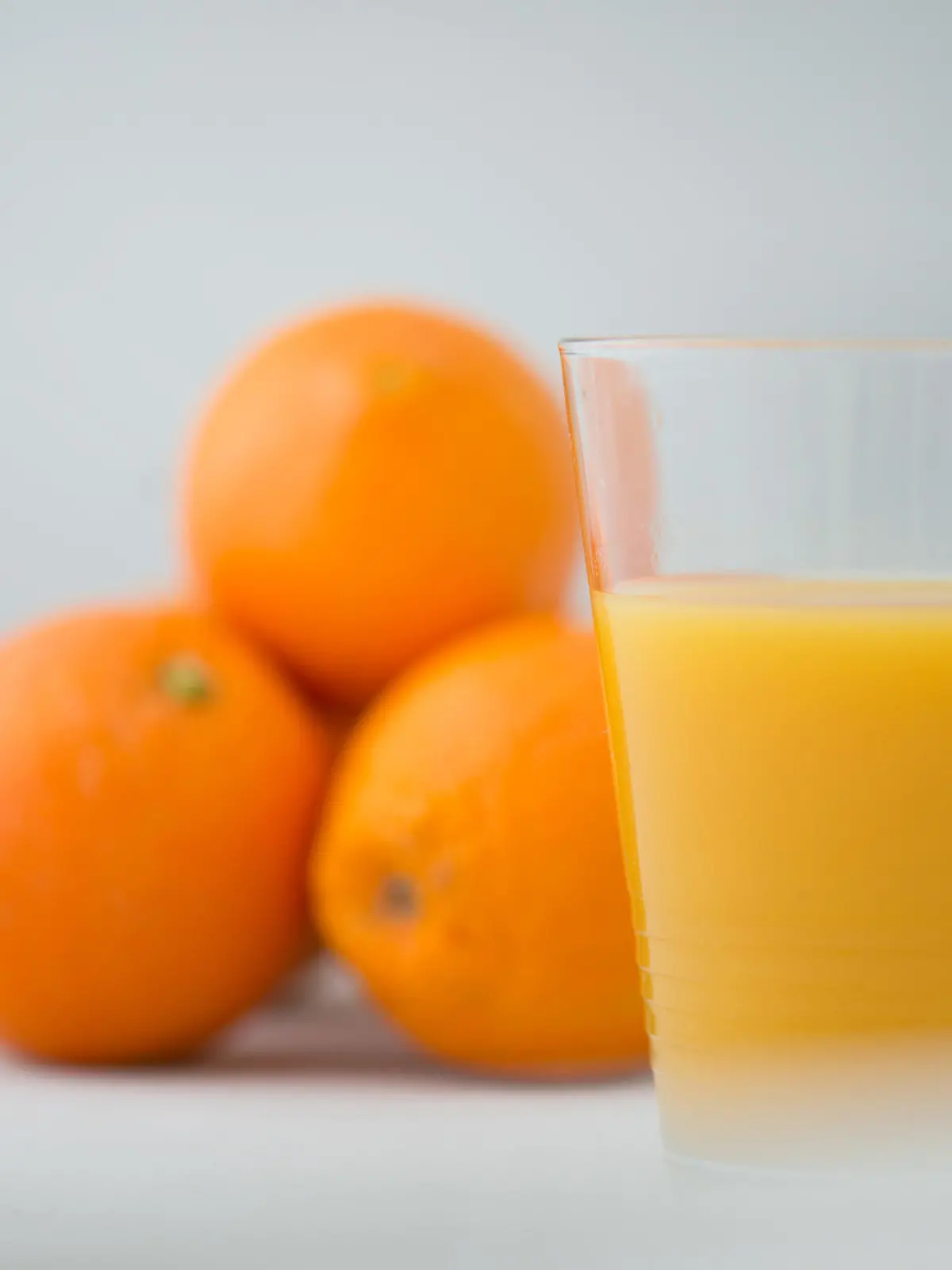 ARCHIV - 05.04.2016, Sachsen, Dresden: Orangen und ein Glas Orangensaft stehen auf einem Tisch. (zu dpa: «Safthersteller Valensina kauft Anteile von thailändischem Investor zurück») Foto: Arno Burgi/dpa-Zentralbild/dpa +++ dpa-Bildfunk +++