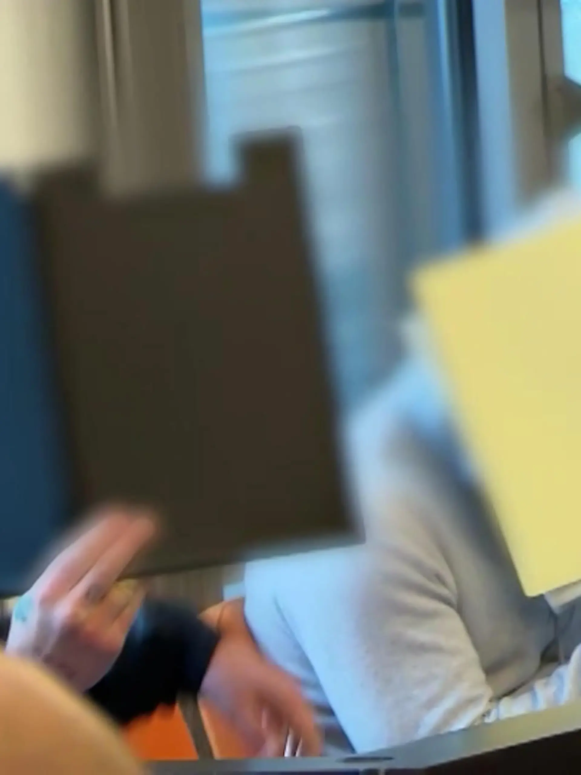 Mit brutalen Prügelattacken sorgte die Wuppertaler Gucci-Gang vor fünf Jahren für Entsetzen.
Seit Donnerstag stehen zwei der Bandenmitglieder (18, 19) von damals erneut vor Gericht. Ihnen werden Zuhälterei und Zwangsprostitution vorgeworfen. Was ihnen nun droht, erfahrt ihr im Video.