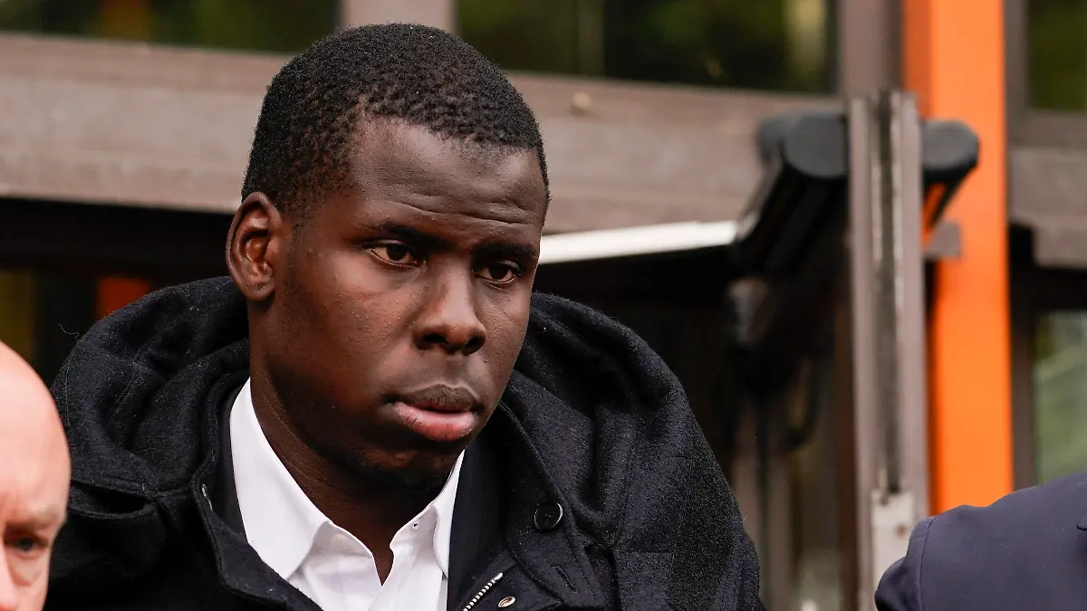 24.05.2022, Großbritannien, London: Kurt Zouma (M), Fußballspieler von West Ham United, verlässt nach einer Anhörung den Thames Magistrates Court. Der französische Fußballprofi Kurt Zouma vom englischen Premier-League-Verein West Ham United hat sich der Tierquälerei für schuldig bekannt. Der 27-Jährige gab am Dienstag vor einem britischen Gericht zu, seine Katzen getreten und geschlagen zu haben. Zouma räumte in zwei Fällen ein, den Haustieren unnötiges Leid zugefügt zu haben. Ein dritter Anklagepunkt wurde fallengelassen. Foto: Alberto Pezzali/AP/dpa +++ dpa-Bildfunk +++