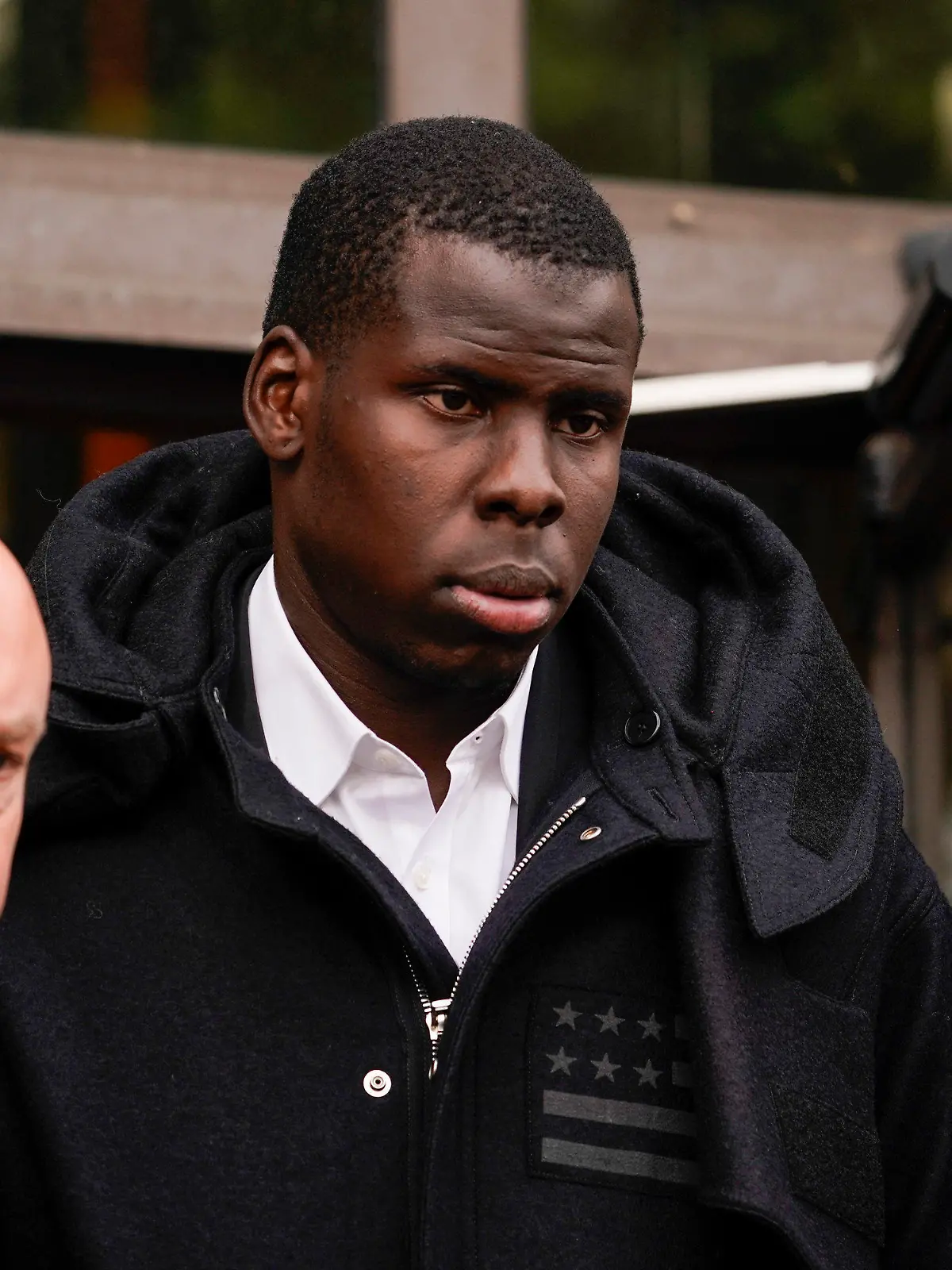 24.05.2022, Großbritannien, London: Kurt Zouma (M), Fußballspieler von West Ham United, verlässt nach einer Anhörung den Thames Magistrates Court. Der französische Fußballprofi Kurt Zouma vom englischen Premier-League-Verein West Ham United hat sich der Tierquälerei für schuldig bekannt. Der 27-Jährige gab am Dienstag vor einem britischen Gericht zu, seine Katzen getreten und geschlagen zu haben. Zouma räumte in zwei Fällen ein, den Haustieren unnötiges Leid zugefügt zu haben. Ein dritter Anklagepunkt wurde fallengelassen. Foto: Alberto Pezzali/AP/dpa +++ dpa-Bildfunk +++