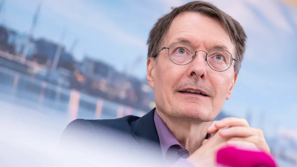 Hamburger Sozialsenatorin und Bundesgesundheitsminister besuchen Integriertes Notfallzentrum INZ im Marienkrankenhaus in Hamburg-Hohenfelde Karl Lauterbach, BundesgesundheitsministerHamburger Sozialsenatorin und Bundesgesundheitsminister besuchen Integriertes Notfallzentrum INZ im Marienkrankenhaus in Hamburg-Hohenfelde Karl Lauterbach, Bundesgesundheitsminister, *** Hamburg Senator for Social Affairs and Federal Minister of Health visit Integrated Emergency Center INZ at Marienkrankenhaus in Hamburg Hohenfelde Karl Lauterbach, Federal Minister of Health Hamburg Senator for Social Affairs and Federal Minister of Health visit Integrated Emergency Center INZ at Marienkrankenhaus in Hamburg Hohenfelde Karl Lauterbach, Federal Mini