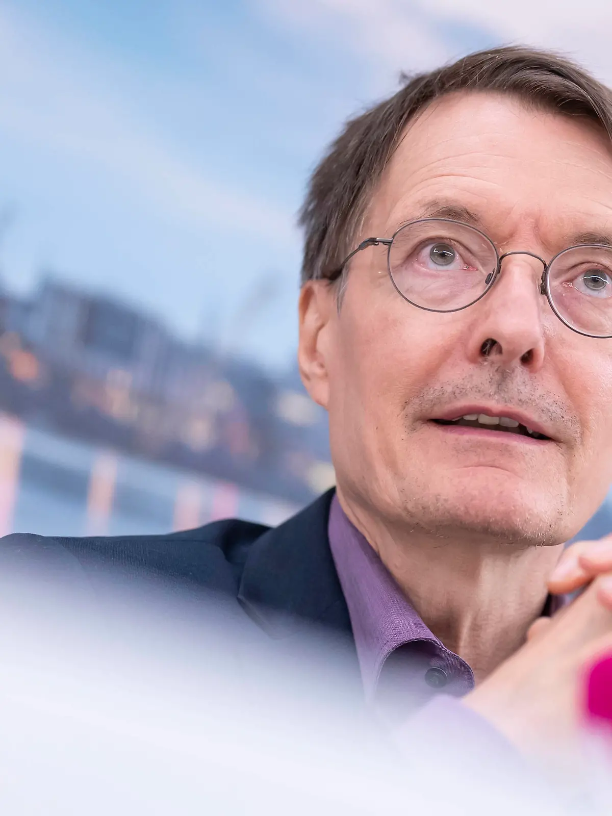 Hamburger Sozialsenatorin und Bundesgesundheitsminister besuchen Integriertes Notfallzentrum INZ im Marienkrankenhaus in Hamburg-Hohenfelde Karl Lauterbach, BundesgesundheitsministerHamburger Sozialsenatorin und Bundesgesundheitsminister besuchen Integriertes Notfallzentrum INZ im Marienkrankenhaus in Hamburg-Hohenfelde Karl Lauterbach, Bundesgesundheitsminister, *** Hamburg Senator for Social Affairs and Federal Minister of Health visit Integrated Emergency Center INZ at Marienkrankenhaus in Hamburg Hohenfelde Karl Lauterbach, Federal Minister of Health Hamburg Senator for Social Affairs and Federal Minister of Health visit Integrated Emergency Center INZ at Marienkrankenhaus in Hamburg Hohenfelde Karl Lauterbach, Federal Mini