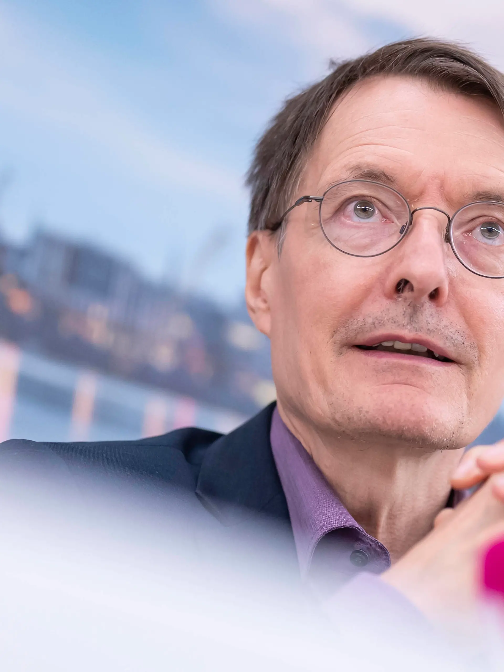 Hamburger Sozialsenatorin und Bundesgesundheitsminister besuchen Integriertes Notfallzentrum INZ im Marienkrankenhaus in Hamburg-Hohenfelde Karl Lauterbach, BundesgesundheitsministerHamburger Sozialsenatorin und Bundesgesundheitsminister besuchen Integriertes Notfallzentrum INZ im Marienkrankenhaus in Hamburg-Hohenfelde Karl Lauterbach, Bundesgesundheitsminister, *** Hamburg Senator for Social Affairs and Federal Minister of Health visit Integrated Emergency Center INZ at Marienkrankenhaus in Hamburg Hohenfelde Karl Lauterbach, Federal Minister of Health Hamburg Senator for Social Affairs and Federal Minister of Health visit Integrated Emergency Center INZ at Marienkrankenhaus in Hamburg Hohenfelde Karl Lauterbach, Federal Mini