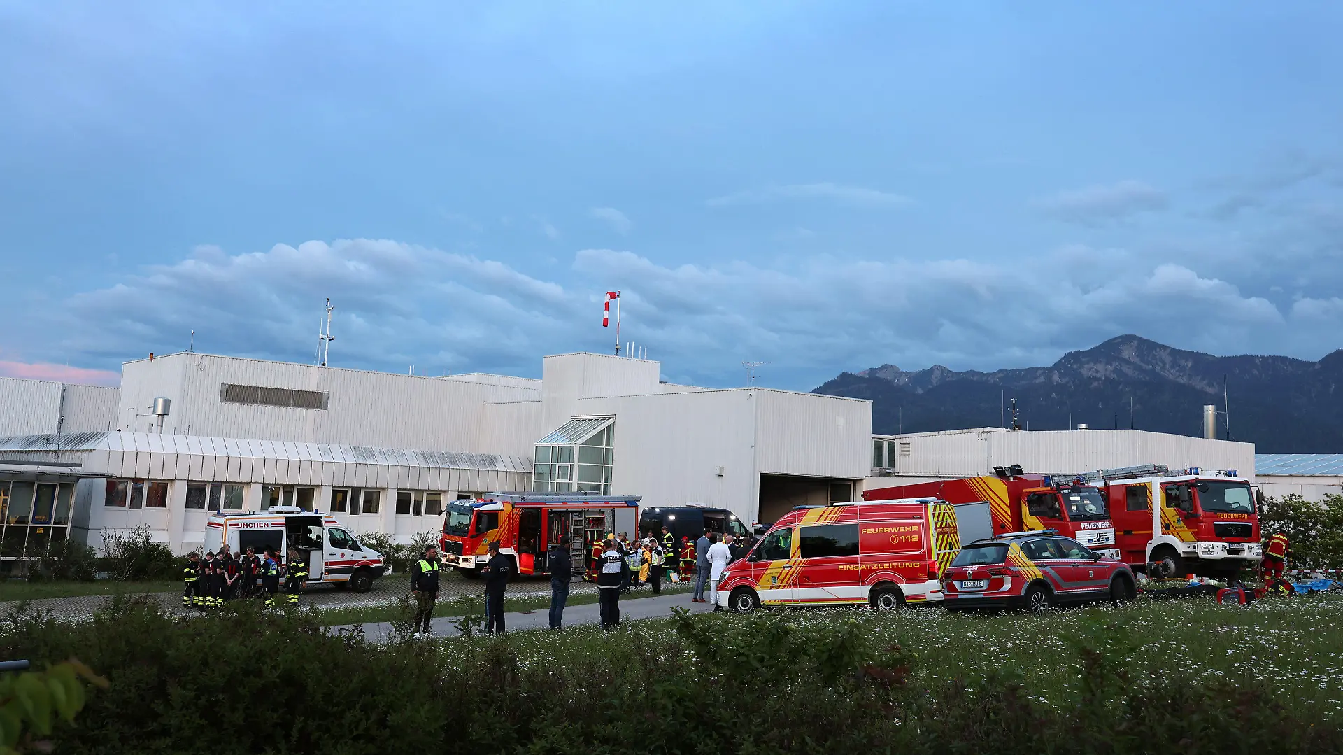 16.05.2024, Bayern, Murnau: Einsatzkräfte der Feuerwehr stehen vor der abgeriegelten Notaufnahme des Unfallklinikums Murnau. Ein Mann hat mit einer unbekannten Substanz eine Berufsschule im oberbayerischen Penzberg betreten und ist kurz danach im Krankenhaus gestorben. Weil unklar war, ob es sich um eine gefährliche Substanz handelte, wurde die Notaufnahme des Unfallklinikums Murnau, in das er eingeliefert worden war, abgeriegelt, wie das Polizeipräsidium Oberbayern Süd mitteilte. Foto: Karl-Josef Hildenbrand/dpa +++ dpa-Bildfunk +++