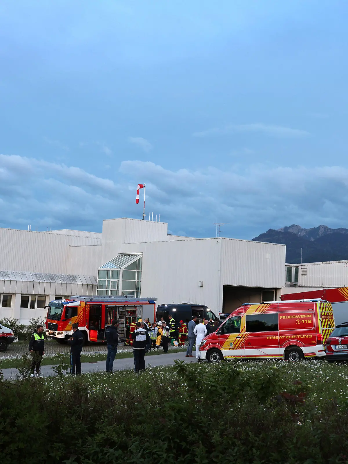 16.05.2024, Bayern, Murnau: Einsatzkräfte der Feuerwehr stehen vor der abgeriegelten Notaufnahme des Unfallklinikums Murnau. Ein Mann hat mit einer unbekannten Substanz eine Berufsschule im oberbayerischen Penzberg betreten und ist kurz danach im Krankenhaus gestorben. Weil unklar war, ob es sich um eine gefährliche Substanz handelte, wurde die Notaufnahme des Unfallklinikums Murnau, in das er eingeliefert worden war, abgeriegelt, wie das Polizeipräsidium Oberbayern Süd mitteilte. Foto: Karl-Josef Hildenbrand/dpa +++ dpa-Bildfunk +++