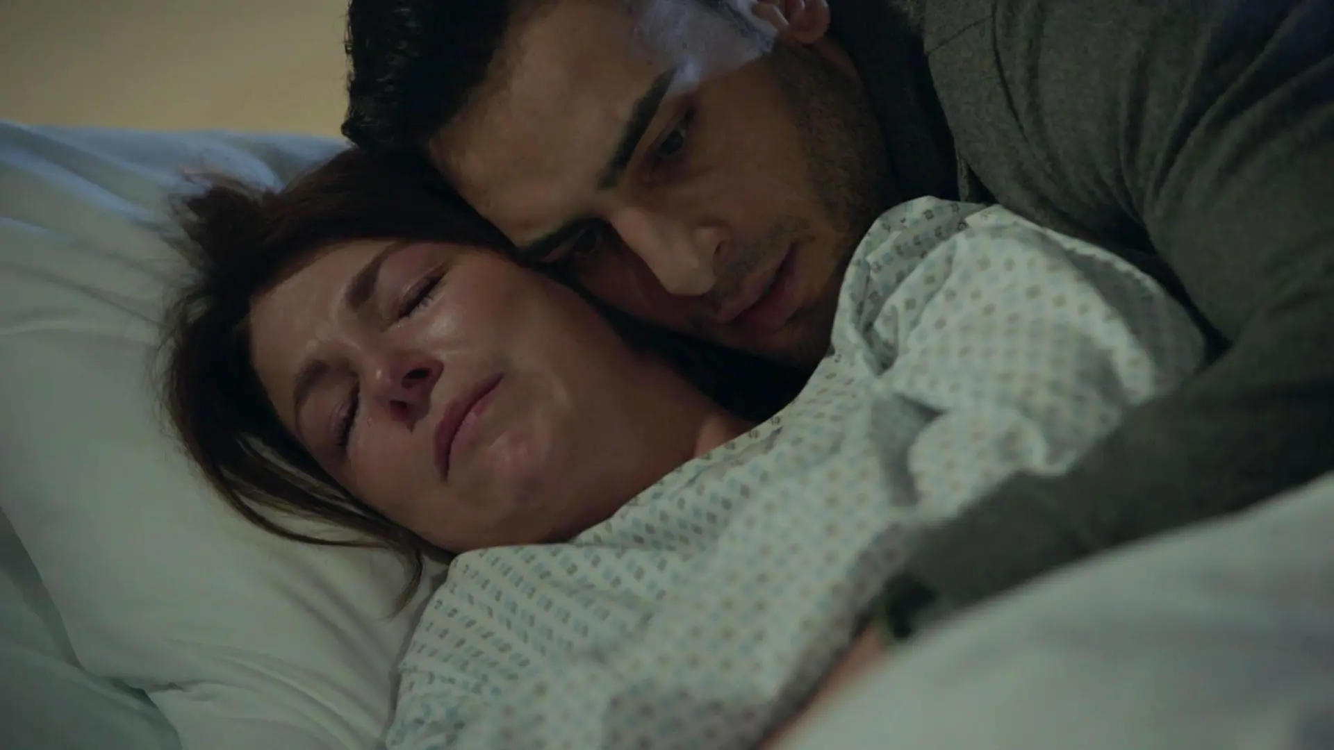 Lilly (Iris Mareike Steen) und Nihat (Timur Ülker) sind völlig verzweifelt: Sie werden nach dem folgenschweren Unfall keine Eltern.
+++ Die Verwendung des sendungsbezogenen Materials ist nur mit dem Hinweis und Verlinkung auf RTL+ gestattet. +++