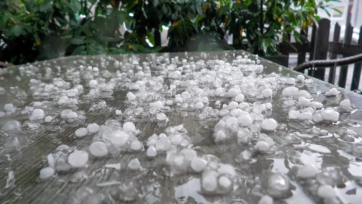 Schwere Unwetter wüten seit den Abendstunden in der Innenstadt von Nürnberg. Sinnflutartige Regenfälle und Hagelschlag führen zu großen Problemen. Die Kanalisation schafft die Wassermassen nicht mehr. Zahlreiche Unterführungen sind vollgelaufen. Autos schwimmen bis zu einem Meter im Wasser. Die Feuerwehr ist machtlos. Sie kann nur den Gefahrenbereich absperren. Die Autofahrer konnten sich aus den Fluten retten. Die Unwetter sind seit einer Stunde stationär über Nürnberg. Betroffen ist vor allem die Oststadt. Die schweren Regenfälle sorgten dafür, dass es in Nürnberg zu dramatischen Situationen kam. Auf der Zerzabelshofstraße blieben Fahrzeuge unter Unterführungen stecken. Sie schwammen in den Wassermassen. Auch Personen waren