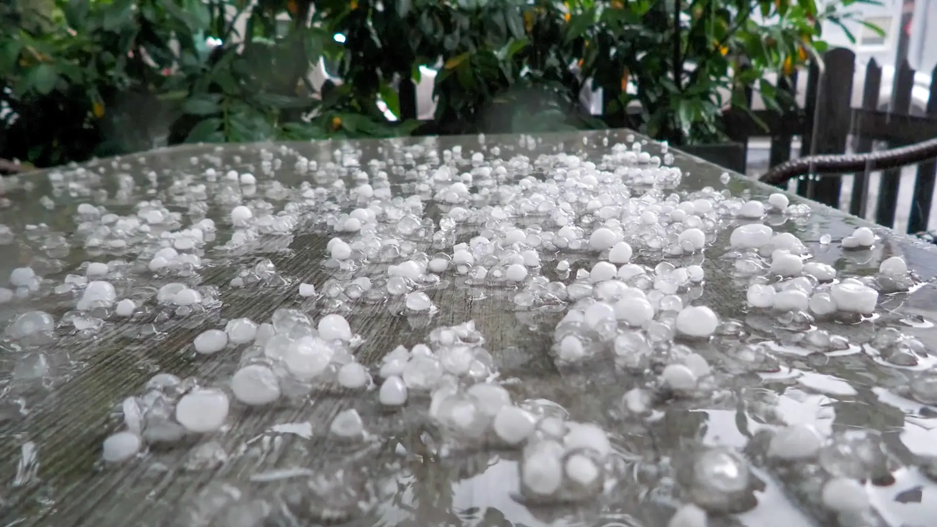 Schwere Unwetter wüten seit den Abendstunden in der Innenstadt von Nürnberg. Sinnflutartige Regenfälle und Hagelschlag führen zu großen Problemen. Die Kanalisation schafft die Wassermassen nicht mehr. Zahlreiche Unterführungen sind vollgelaufen. Autos schwimmen bis zu einem Meter im Wasser. Die Feuerwehr ist machtlos. Sie kann nur den Gefahrenbereich absperren. Die Autofahrer konnten sich aus den Fluten retten. Die Unwetter sind seit einer Stunde stationär über Nürnberg. Betroffen ist vor allem die Oststadt. Die schweren Regenfälle sorgten dafür, dass es in Nürnberg zu dramatischen Situationen kam. Auf der Zerzabelshofstraße blieben Fahrzeuge unter Unterführungen stecken. Sie schwammen in den Wassermassen. Auch Personen waren