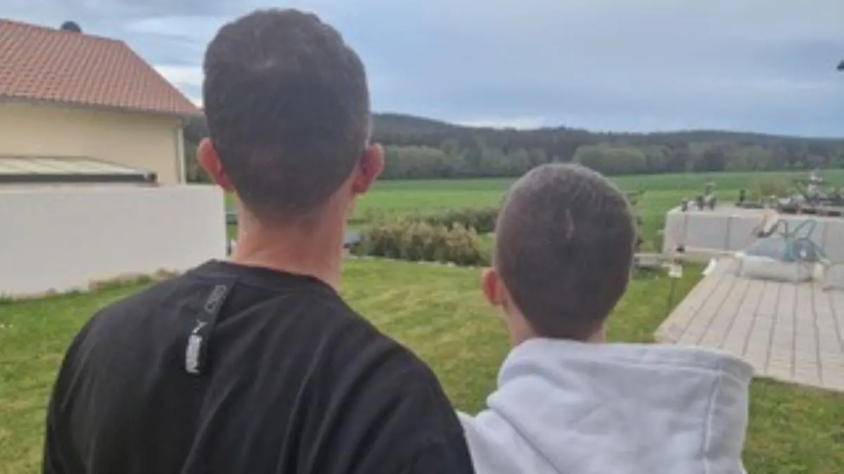 Jonathan (r.) und sein Vater Stephan halten zusammen.