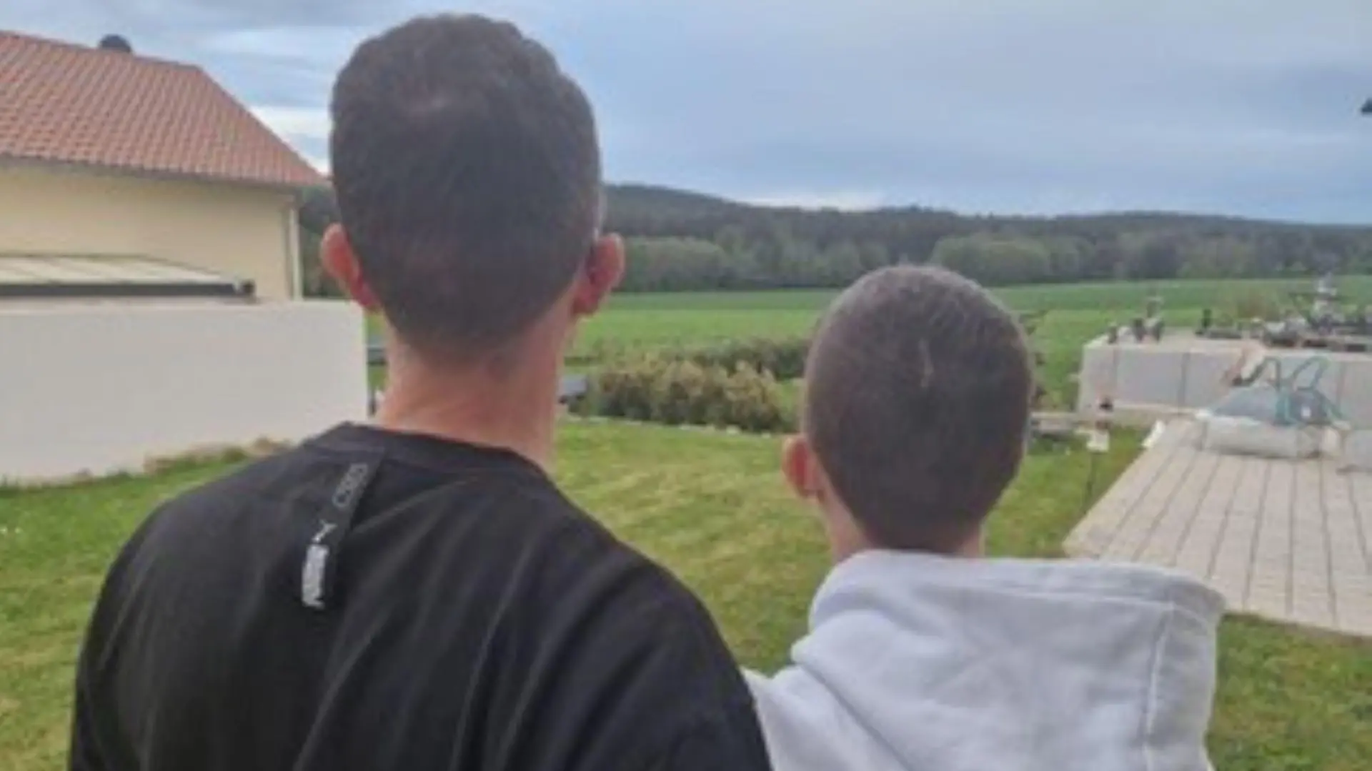 Jonathan (r.) und sein Vater Stephan halten zusammen.