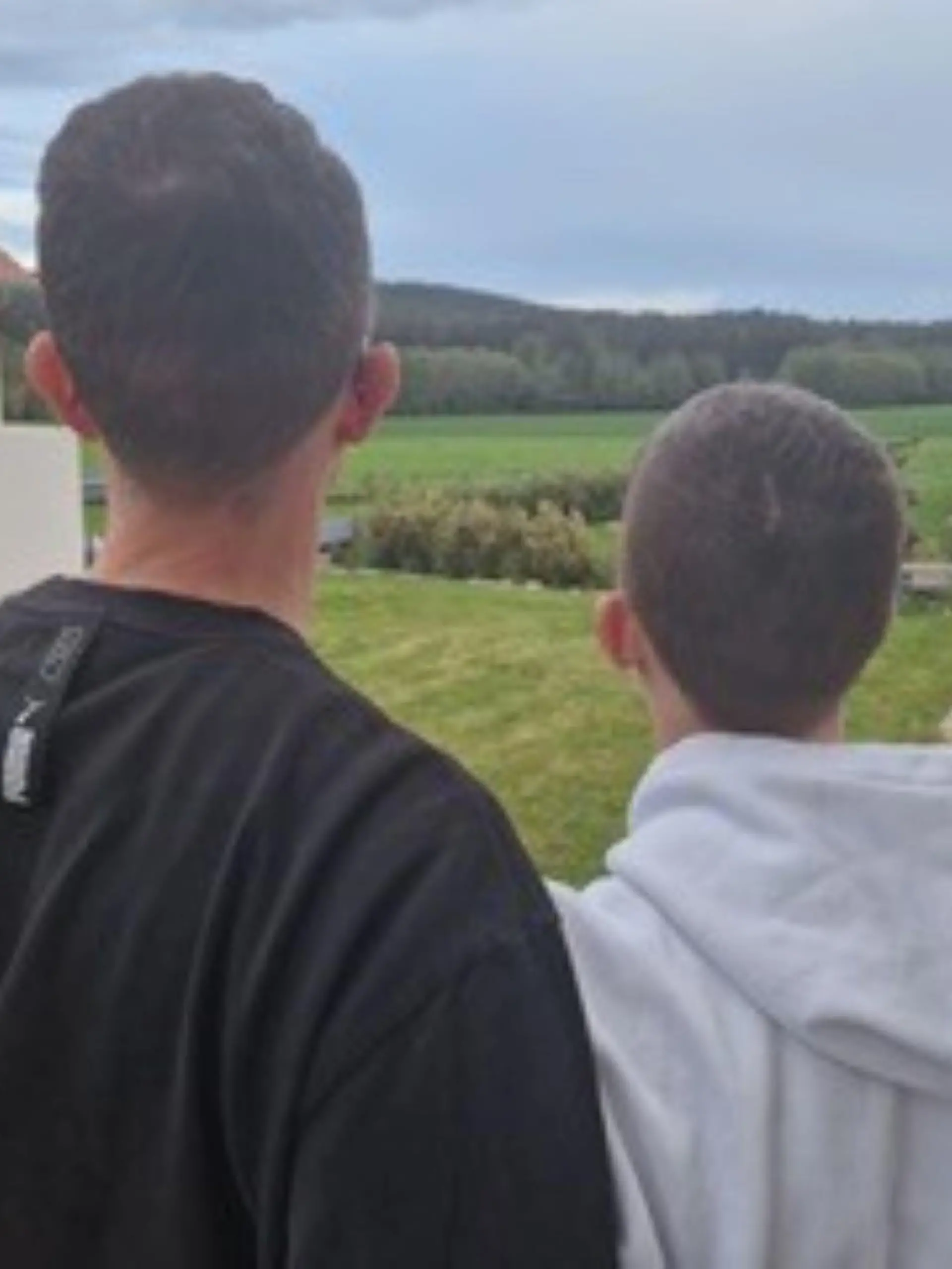 Jonathan (r.) und sein Vater Stephan halten zusammen.