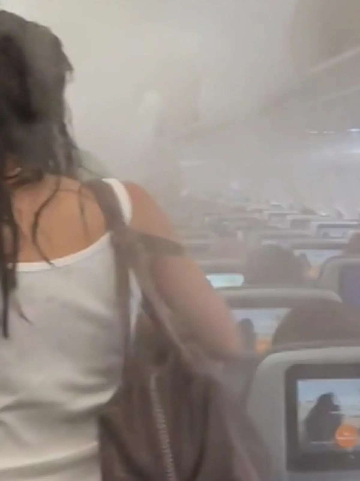 Plötzlich ist alles nass und benebelt! In dieser Jet-Blue-Maschine, die nach New York startet, schießt plötzlich Nebel in die Kabine. Was es damit auf sich hat, erfahrt ihr im Video.