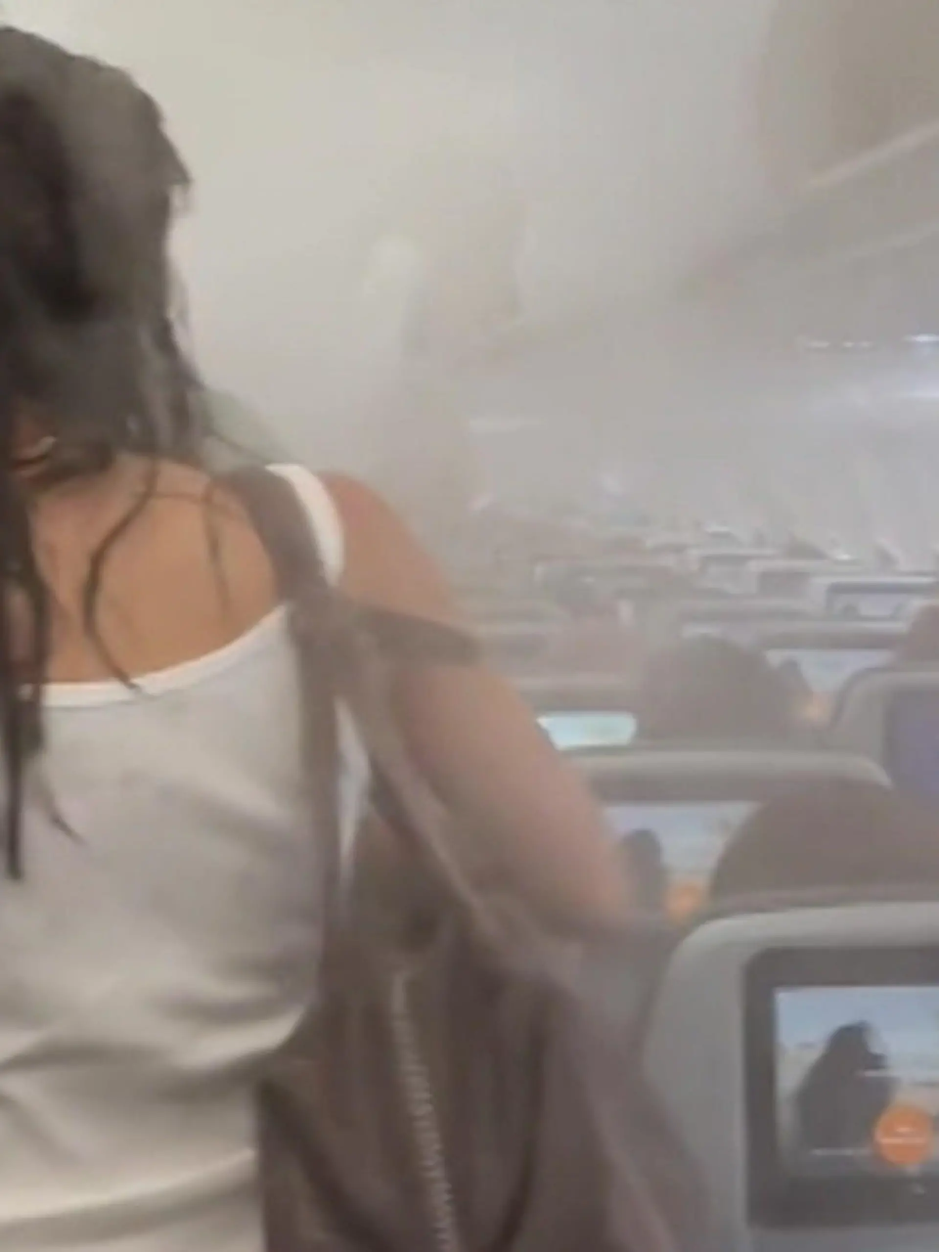 Plötzlich ist alles nass und benebelt! In dieser Jet-Blue-Maschine, die nach New York startet, schießt plötzlich Nebel in die Kabine. Was es damit auf sich hat, erfahrt ihr im Video.