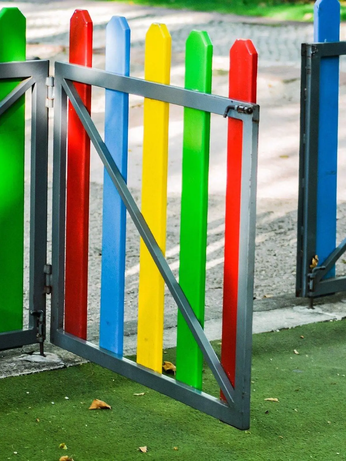 Auf einem Schulhof soll es zu der Massenschlägerei gekommen sein. (Symbolbild)