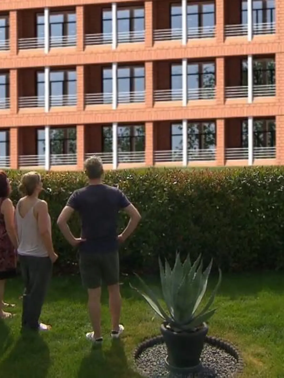 Ein Haus zu bauen oder zu kaufen birgt immer gewisse Risiken: Wie attraktiv die Wohngegend auf lange Sicht bleibt, können nur Hellseher vorhersagen. Einige Anwohner aus Hattersheim sehen sich nun genau mit dieser Problematik konfrontiert. Direkt vor ihren Anwesen soll eine Grundschule errichtet werden. Privatsphäre wäre somit hinfällig. Auch laut könnte es werden, wenn hier künftig 450 Schülerinnen und Schüler herumtoben. Im Video sehen sie die Verärgerten Nachbarn sowie die Argumente des Kreis-Sprechers.