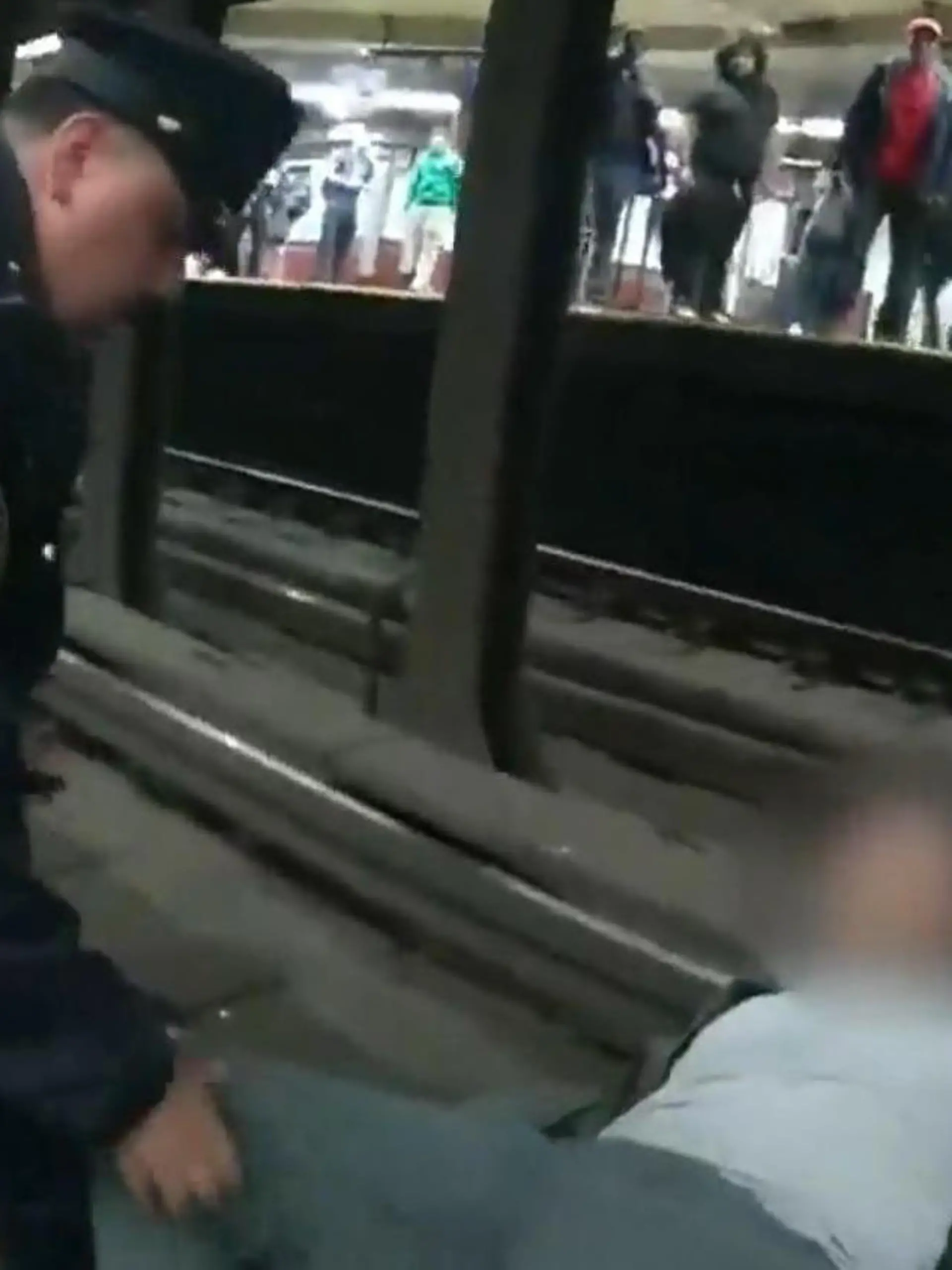 Rettung in allerletzter Sekunde! Ein Mann hat in einer New Yorker U-Bahn-Station einen Schlaganfall und fällt auf die Gleise - knapp neben der Stromschiene! Ein Albtraum! Passanten versuchen vergeblich, ihm zu helfen. Die Polizei ist sofort da und zögert nicht lange - zwei Beamte springen ins Gleisbett und zerren den Mann weg, kurz bevor der Zug einfährt!
Die Bodycam-Aufnahmen seht ihr im Video.