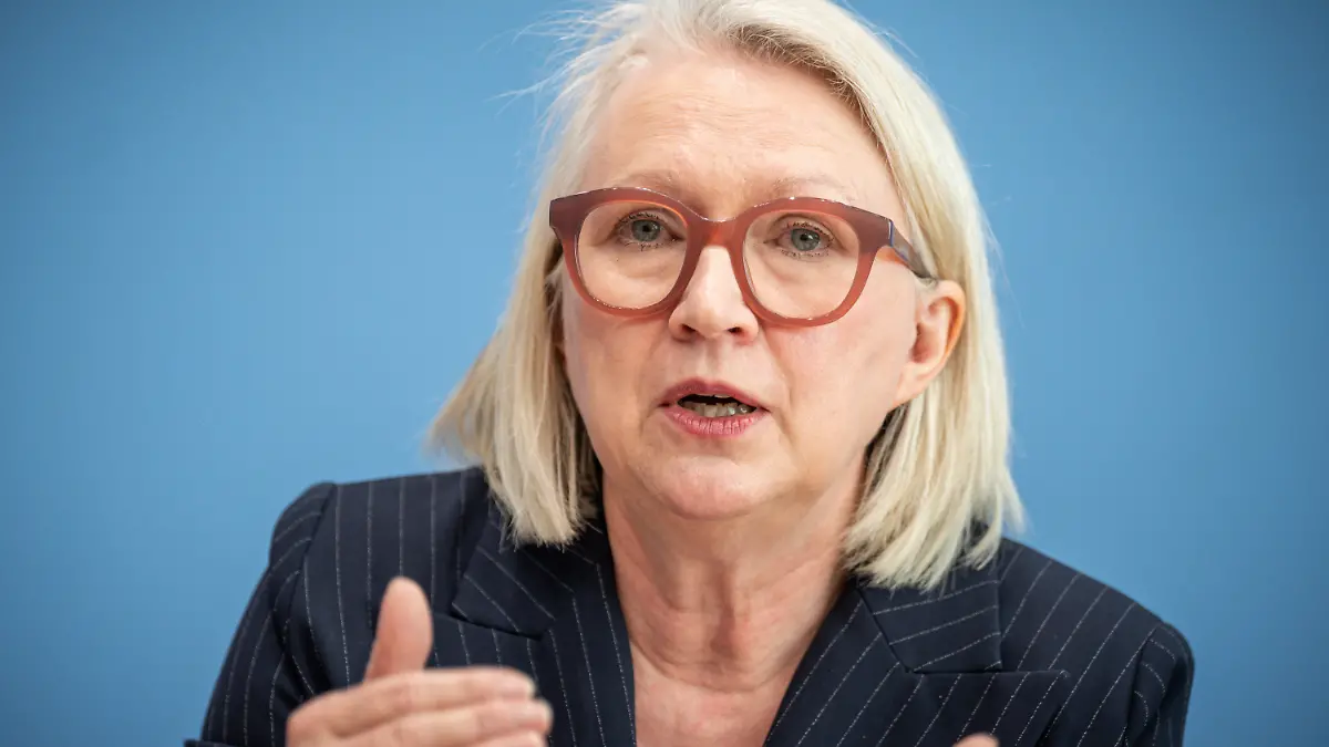 ARCHIV - 09.11.2022, Berlin: Monika Schnitzer, Vorsitzende des Sachverständigenrats, nimmt an der Vorstellung das Jahresgutachten 2022/2023 zur Begutachtung der gesamtwirtschaftlichen Entwicklung Teil. Die «Wirtschaftsweise» Monika Schnitzer hat als Maßnahme gegen den Fachkräftemangel mehr Zuwanderung vorgeschlagen. «Deutschland braucht 1,5 Millionen Zuwanderer im Jahr, wenn wir abzüglich der beträchtlichen Abwanderung jedes Jahr 400 000 neue Bürger haben und so die Zahl der Arbeitskräfte halten wollen», sagte sie der «Süddeutschen Zeitung» (zu dpa "«Wirtschaftsweise»: Deutschland braucht 1,5 Millionen Zuwanderer»") Foto: Michael Kappeler/dpa +++ dpa-Bildfunk +++