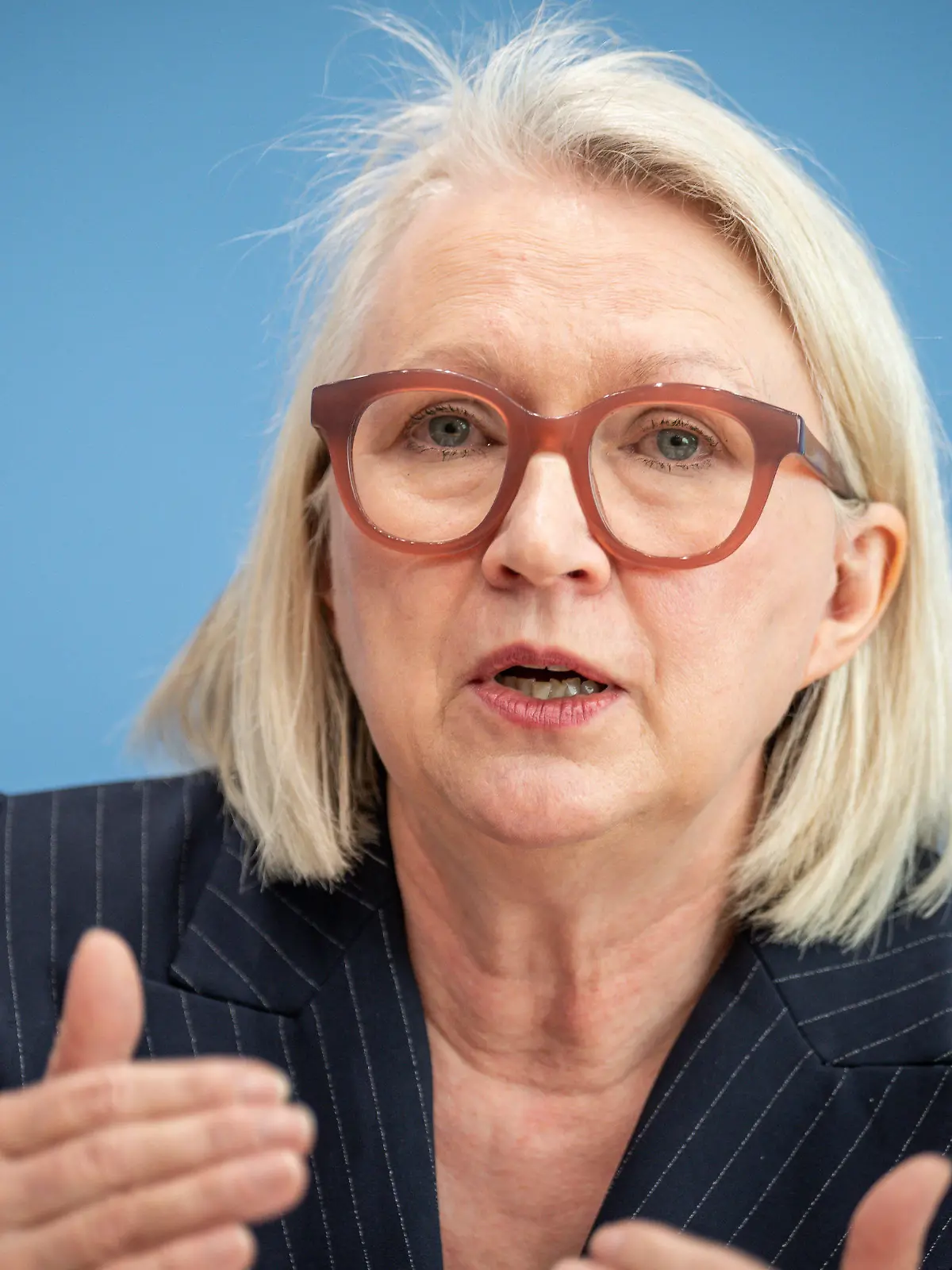 ARCHIV - 09.11.2022, Berlin: Monika Schnitzer, Vorsitzende des Sachverständigenrats, nimmt an der Vorstellung das Jahresgutachten 2022/2023 zur Begutachtung der gesamtwirtschaftlichen Entwicklung Teil. Die «Wirtschaftsweise» Monika Schnitzer hat als Maßnahme gegen den Fachkräftemangel mehr Zuwanderung vorgeschlagen. «Deutschland braucht 1,5 Millionen Zuwanderer im Jahr, wenn wir abzüglich der beträchtlichen Abwanderung jedes Jahr 400 000 neue Bürger haben und so die Zahl der Arbeitskräfte halten wollen», sagte sie der «Süddeutschen Zeitung» (zu dpa "«Wirtschaftsweise»: Deutschland braucht 1,5 Millionen Zuwanderer»") Foto: Michael Kappeler/dpa +++ dpa-Bildfunk +++