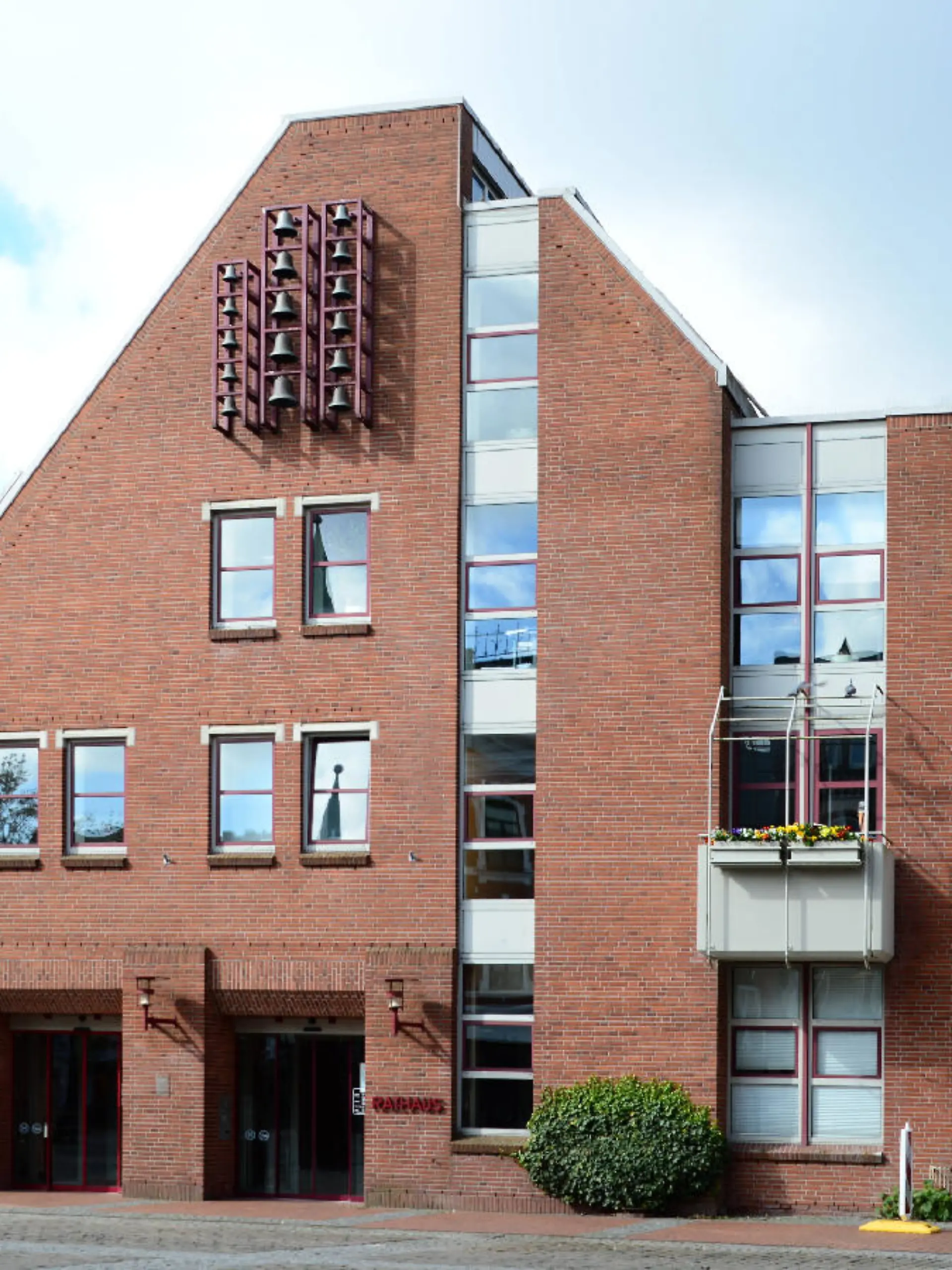 Das Eckernförder Rathaus im April 2024. Unbekannte sind in der Nacht zu Donnerstag (16. Mai) dort eingebrochen und haben einen Tresor gestohlen.