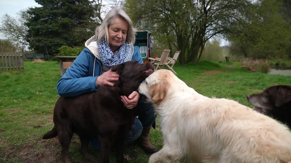 Angela Tesdorpf und ihre drei Hunde. Für sie besucht sie den Erste-Hilfe-Kurs in Lübeck, damit sie im Notfall Hundeleben retten kann.