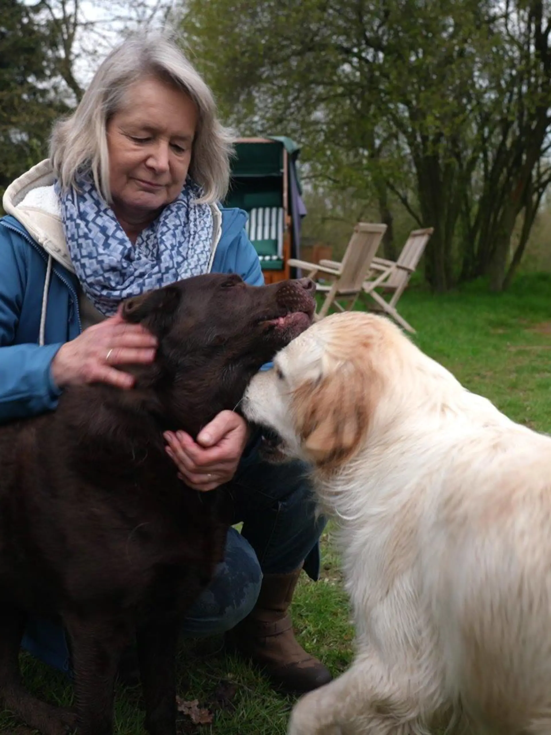 Angela Tesdorpf und ihre drei Hunde. Für sie besucht sie den Erste-Hilfe-Kurs in Lübeck, damit sie im Notfall Hundeleben retten kann.