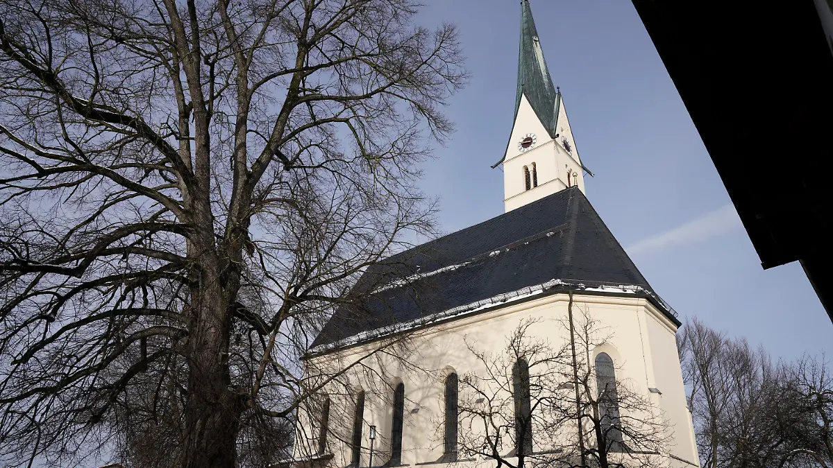 ARCHIV - 16.01.2024, Bayern, Schechen: Blick auf die Kirche Mariä Himmelfahrt in Marienberg in der Gemeinde Schechen im Landkreis Rosenheim. Auch weil er in dieser Kirche mit seiner Frau Sex hatte, ist ein Mann zu einer längeren Haftstrafe verurteilt worden. Hauptsächlich ging es in dem Verfahren aber um Betrug.  (zu dpa: «Angeklagter nach Sex in Kirche zu Haftstrafe verurteilt») Foto: Uwe Lein/dpa +++ dpa-Bildfunk +++
