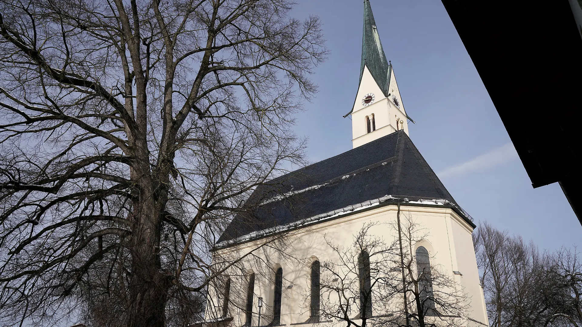 ARCHIV - 16.01.2024, Bayern, Schechen: Blick auf die Kirche Mariä Himmelfahrt in Marienberg in der Gemeinde Schechen im Landkreis Rosenheim. Auch weil er in dieser Kirche mit seiner Frau Sex hatte, ist ein Mann zu einer längeren Haftstrafe verurteilt worden. Hauptsächlich ging es in dem Verfahren aber um Betrug. (zu dpa: «Angeklagter nach Sex in Kirche zu Haftstrafe verurteilt») Foto: Uwe Lein/dpa +++ dpa-Bildfunk +++