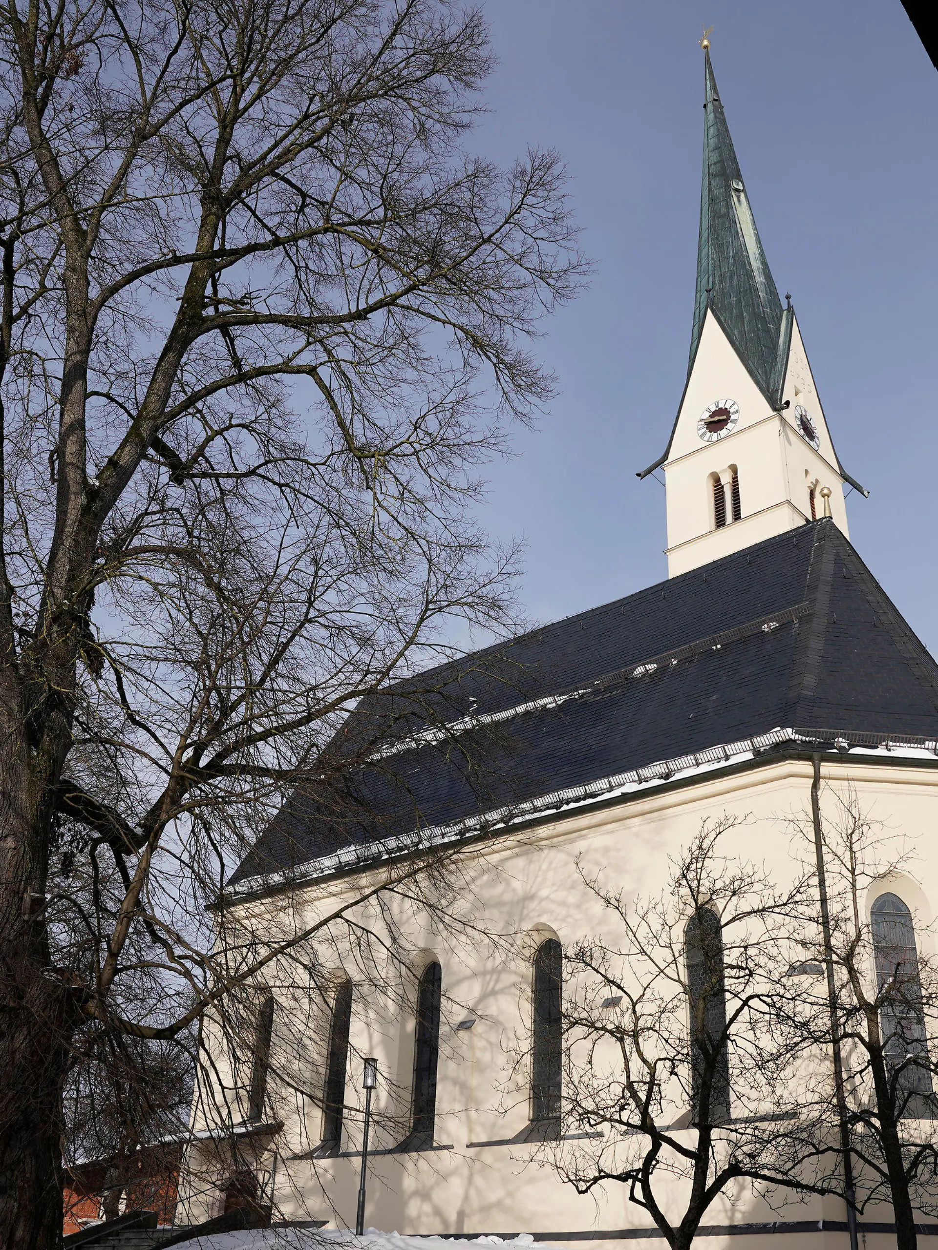 ARCHIV - 16.01.2024, Bayern, Schechen: Blick auf die Kirche Mariä Himmelfahrt in Marienberg in der Gemeinde Schechen im Landkreis Rosenheim. Auch weil er in dieser Kirche mit seiner Frau Sex hatte, ist ein Mann zu einer längeren Haftstrafe verurteilt worden. Hauptsächlich ging es in dem Verfahren aber um Betrug.  (zu dpa: «Angeklagter nach Sex in Kirche zu Haftstrafe verurteilt») Foto: Uwe Lein/dpa +++ dpa-Bildfunk +++