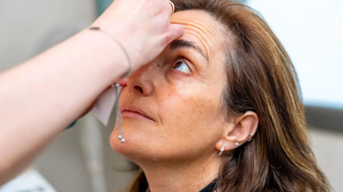 Frau beim Augenarzt
