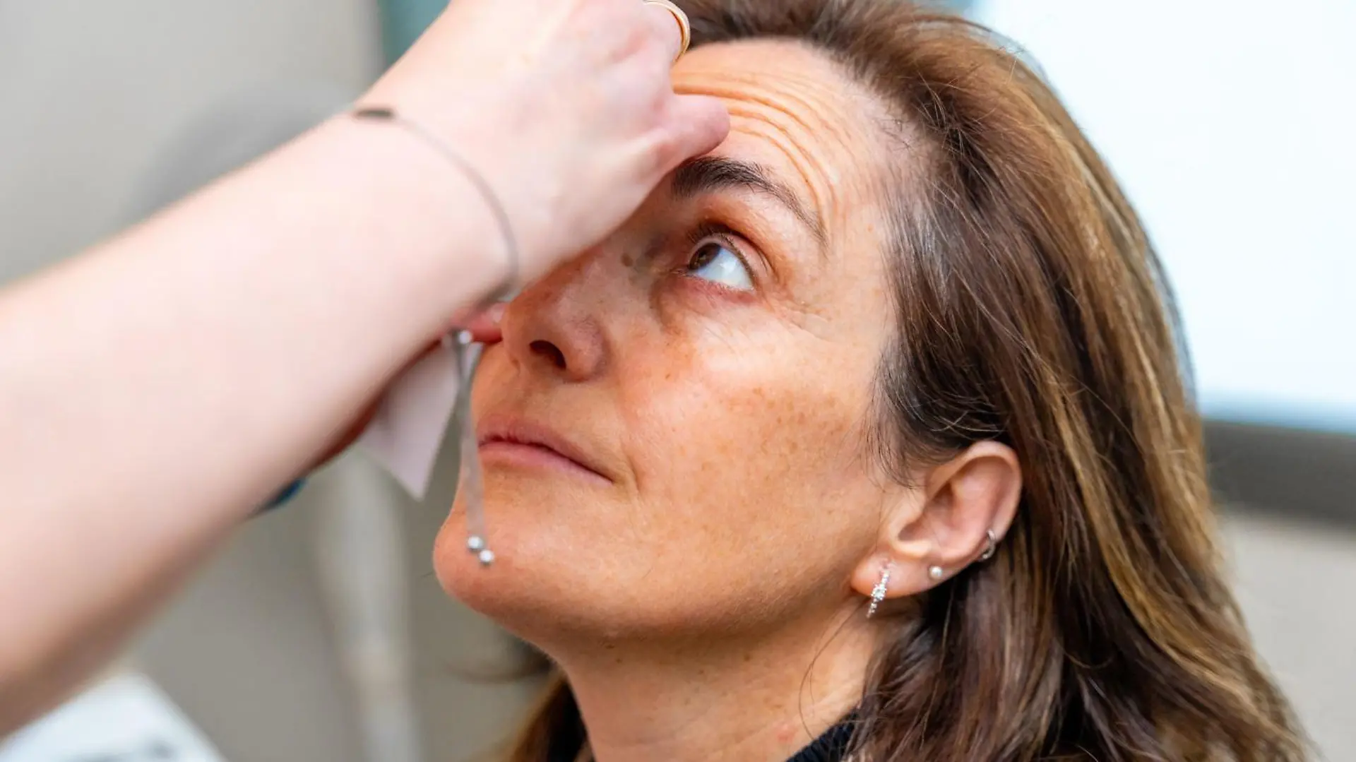 Frau beim Augenarzt