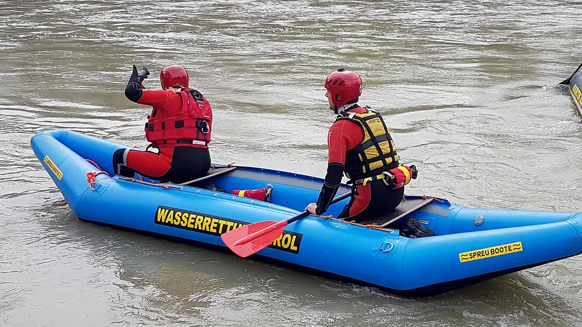 ABD0101_20160405 - HALL IN TIROL - ÖSTERREICH: ZU APA0188 VOM 5.4.2016 - Kräfte der Wasserrettung bei der Suche nach einem vermissten 13-jährigen Mädchen am Dienstag, 5. April 2016, in Hall in Tirol. - FOTO: APA/ZEITUNGSFOTO.AT