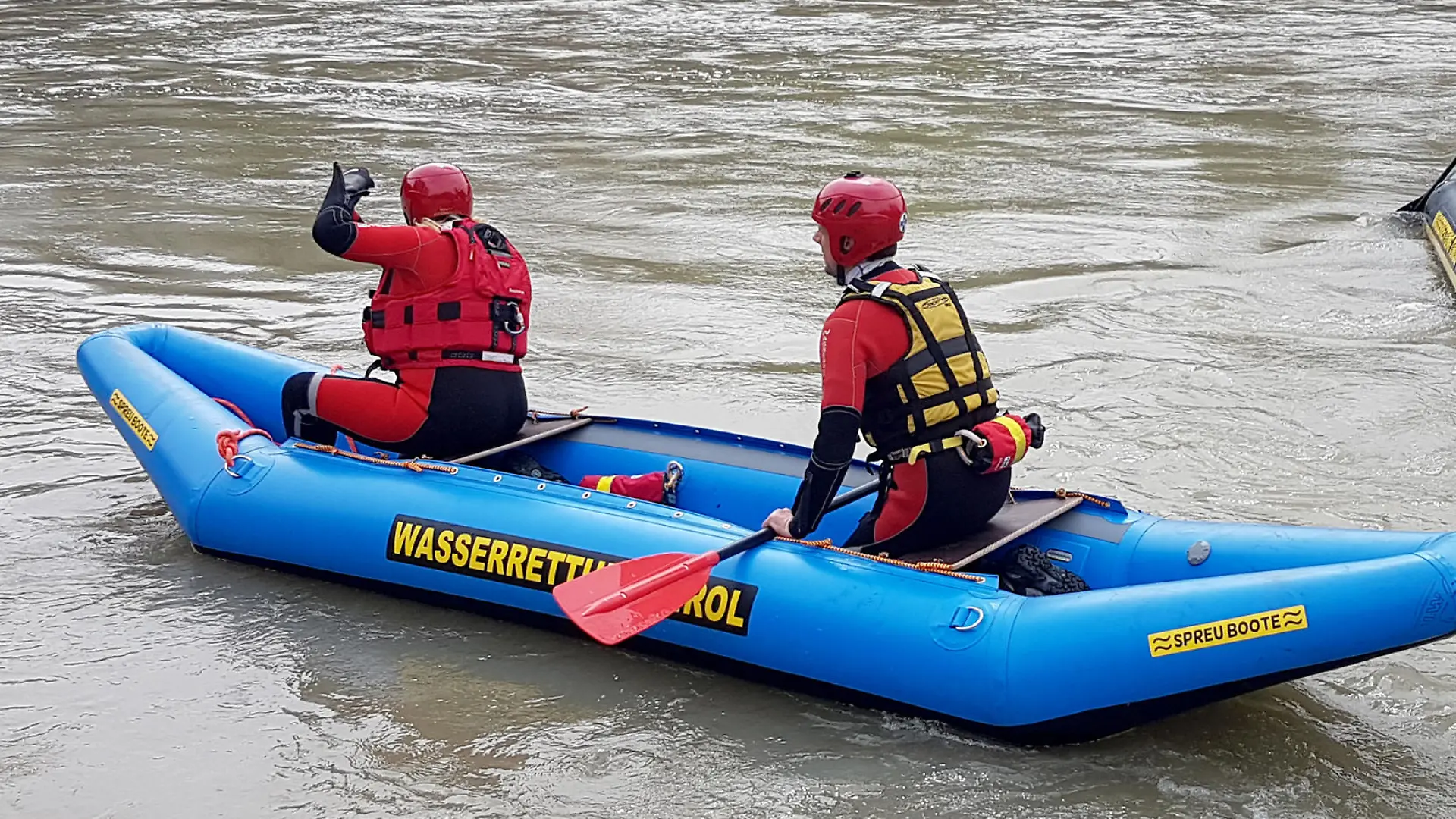 ABD0101_20160405 - HALL IN TIROL - ÖSTERREICH: ZU APA0188 VOM 5.4.2016 - Kräfte der Wasserrettung bei der Suche nach einem vermissten 13-jährigen Mädchen am Dienstag, 5. April 2016, in Hall in Tirol. - FOTO: APA/ZEITUNGSFOTO.AT