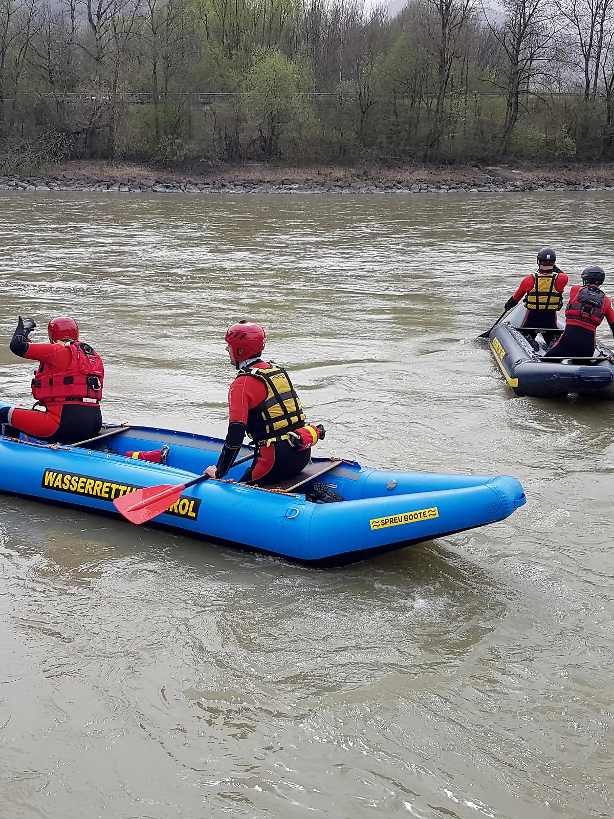 ABD0101_20160405 - HALL IN TIROL - ÖSTERREICH: ZU APA0188 VOM 5.4.2016 - Kräfte der Wasserrettung bei der Suche nach einem vermissten 13-jährigen Mädchen am Dienstag, 5. April 2016, in Hall in Tirol. - FOTO: APA/ZEITUNGSFOTO.AT