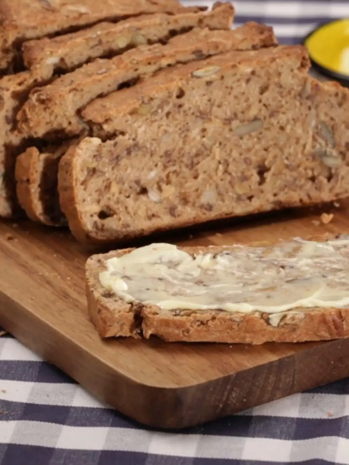 Bild zu: "Einfach lecker Frühstück und Brunch: Saftiges Vollkornbrot"