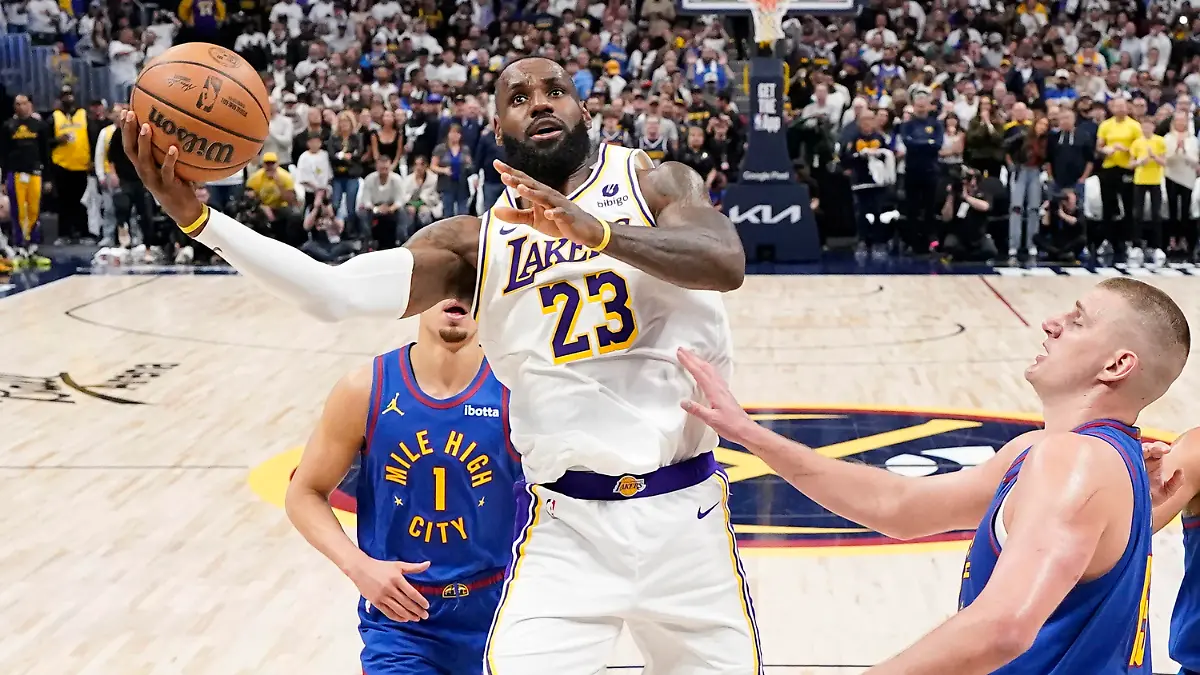 dpatopbilder - 20.04.2024, USA, Denver: Basketball: NBA, Denver Nuggets - Los Angeles Lakers; Play-off-Runde, Western Conference, Viertelfinale, 1. Spieltag: Los Angeles Lakers-Forward LeBron James (23) steigt zum Wurf gegen Denver Nuggets-Center Nikola Jokic, rechts. Foto: Jack Dempsey/AP/dpa +++ dpa-Bildfunk +++