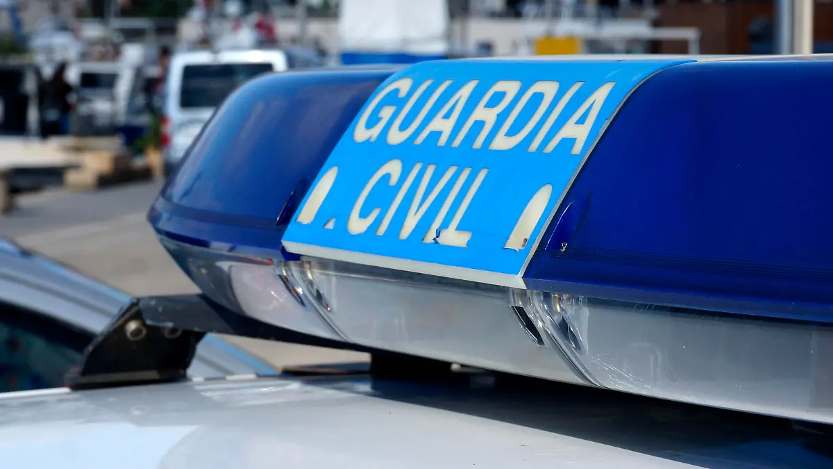 Der Schriftzug "Guardia Civil" befindet sich am Blaulicht eines Polizeiautos in Cala Rajada der Gemeinde Capdepera auf Mallorca, aufgenommen am 16.08.2015. Foto: S. Steinach - ACHTUNG! KEINE BILDFUNKVERWENDUNG -