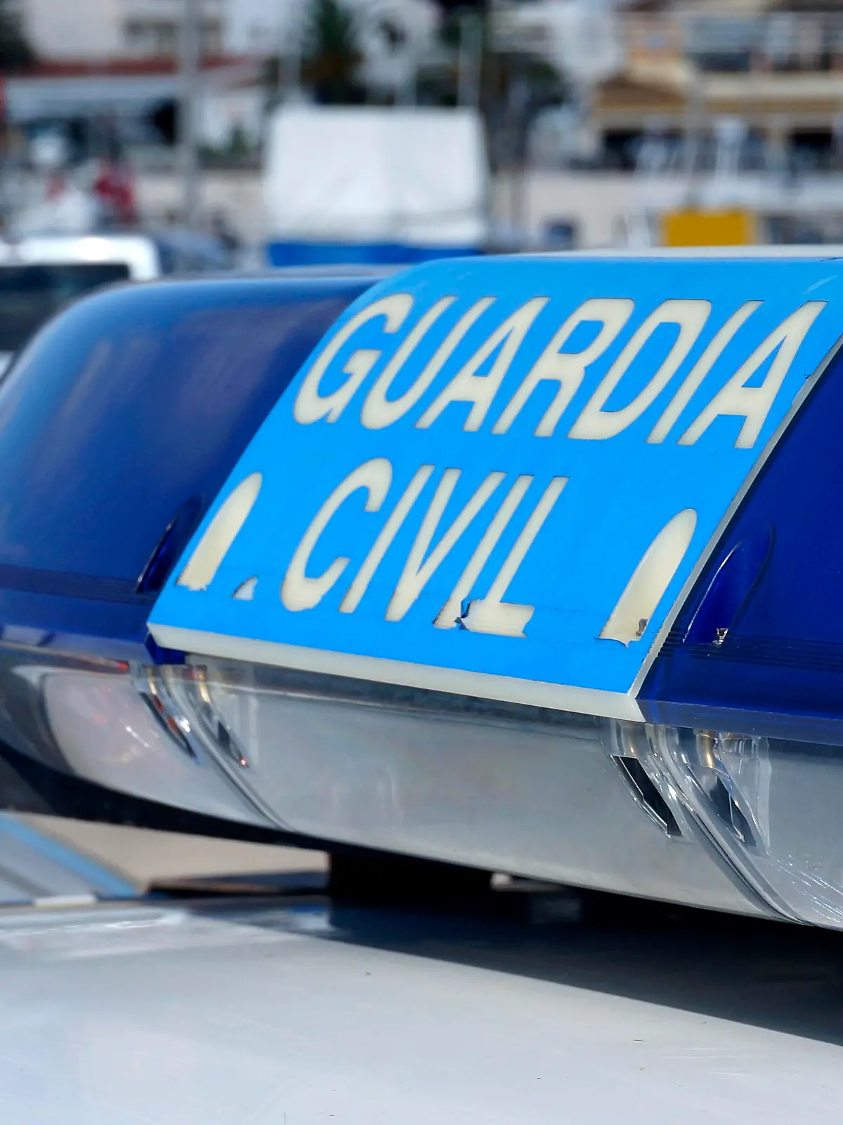 Der Schriftzug "Guardia Civil" befindet sich am Blaulicht eines Polizeiautos in Cala Rajada der Gemeinde Capdepera auf Mallorca, aufgenommen am 16.08.2015. Foto: S. Steinach - ACHTUNG! KEINE BILDFUNKVERWENDUNG -
