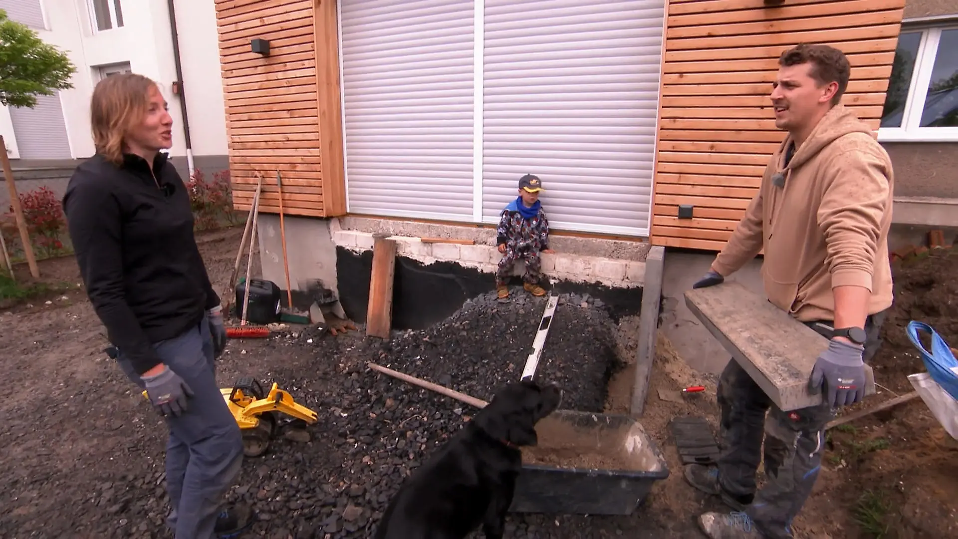 Gartenarbeit und Kinderbetreuung in Einem Teamwork