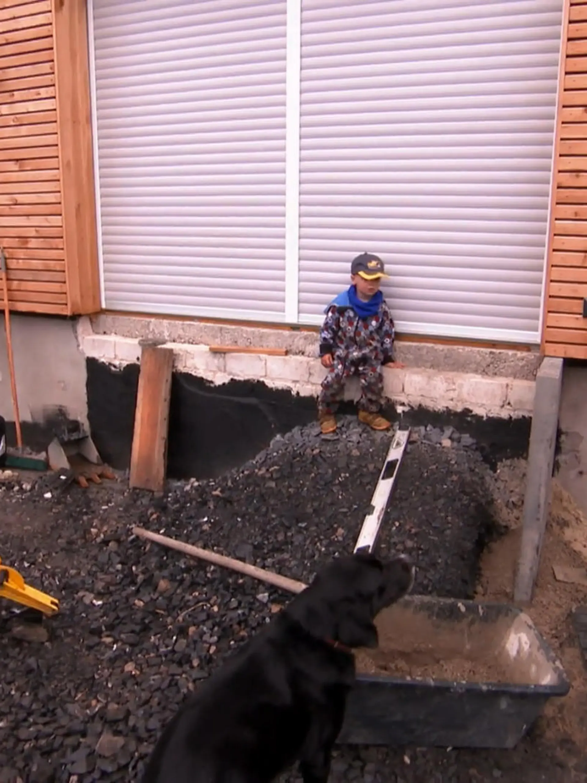 Bild zu: "Gartenarbeit und Kinderbetreuung in Einem"