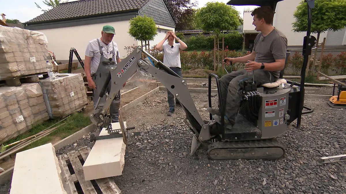 Für die Treppe wird der Bagger als Kran genutzt Lisa ist skeptisch