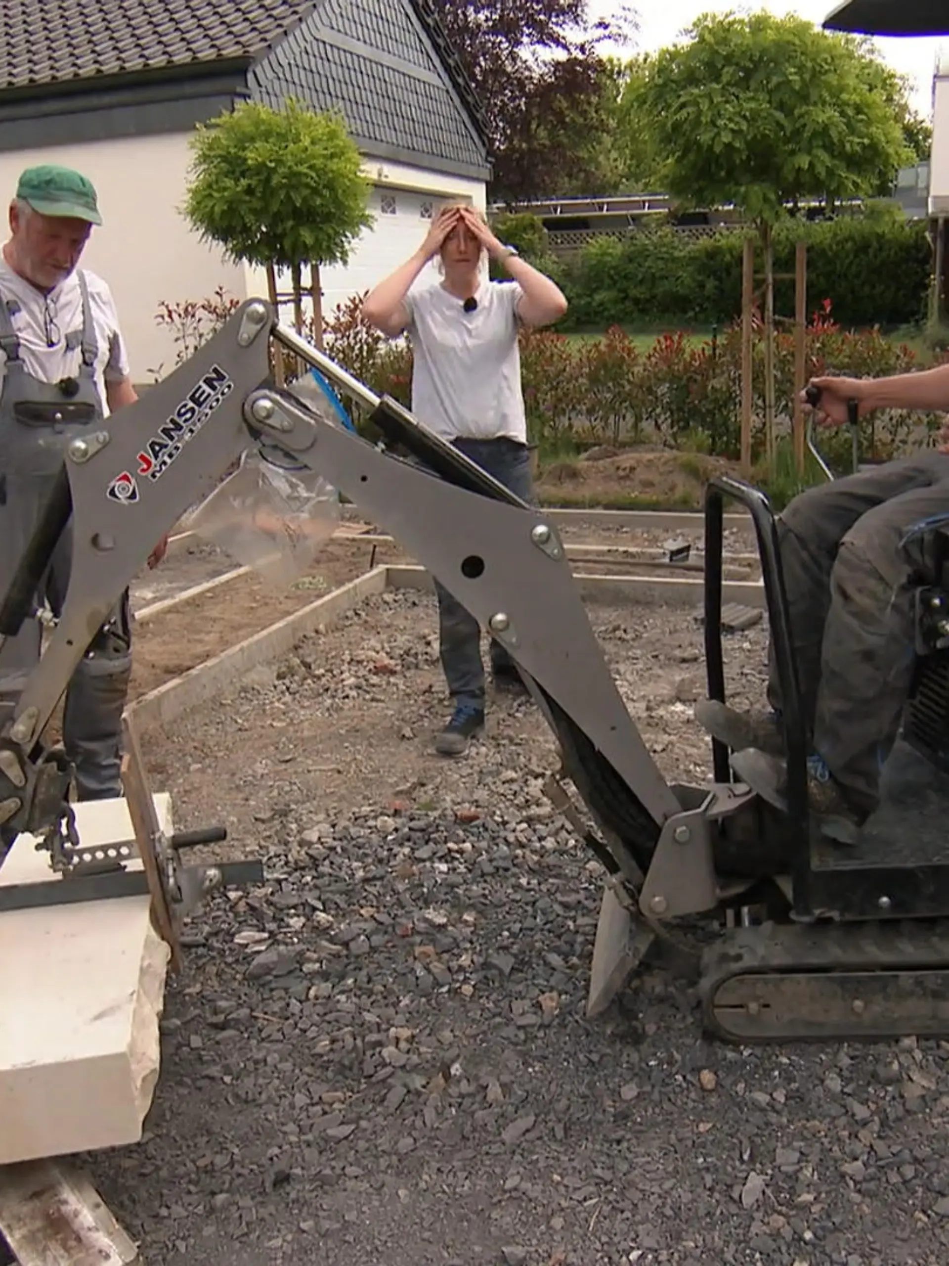 Bild zu: "Für die Treppe wird der Bagger als Kran genutzt"