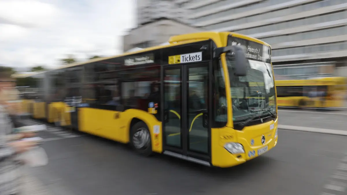 ARCHIV - 15.09.2022, Berlin: Ein Bus der BVG fährt am Zoologischen Garten in Berlin vorbei. (zu dpa "Vier-Tage-Woche ist auch bei der BVG Thema") Foto: Jörg Carstensen/dpa +++ dpa-Bildfunk +++
